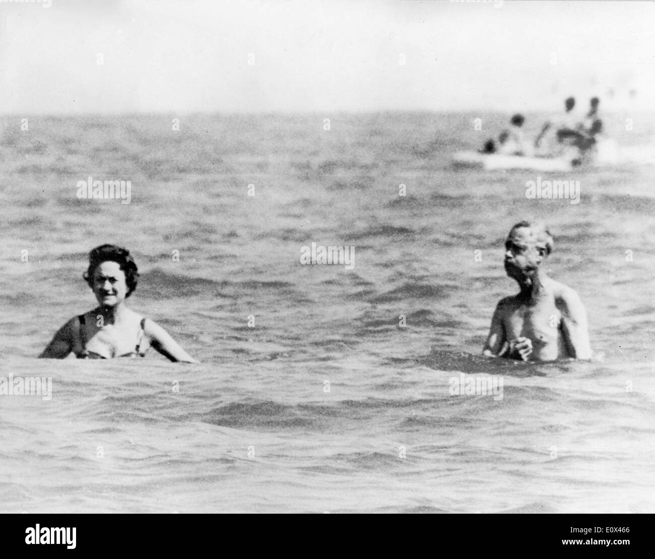Édouard VIII et Wallis Simpson natation en vacances Banque D'Images