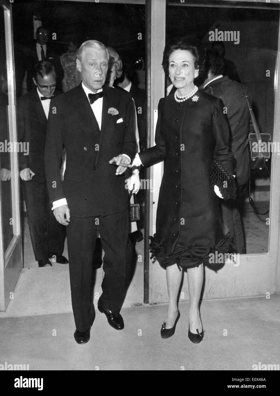 Le duc et la duchesse de Windsor quitter le cinéma Banque D'Images