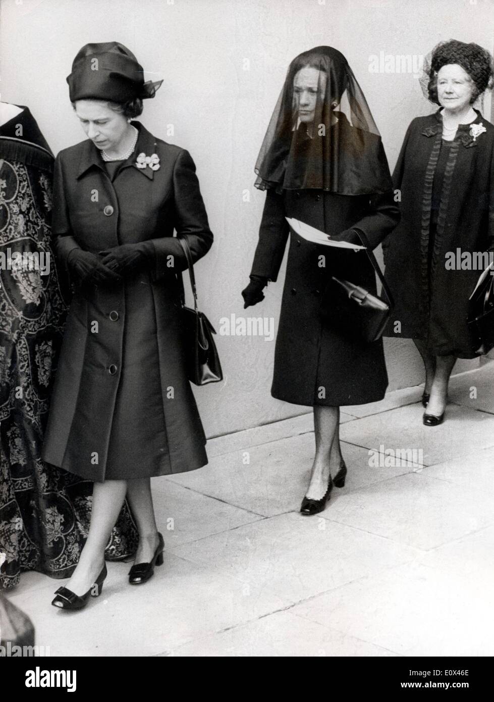 La reine Elisabeth II, le DUTCHESS DE WINDSOR (Wallis Simpson) et de la reine mère après le service funèbre d'Édouard VIII Banque D'Images