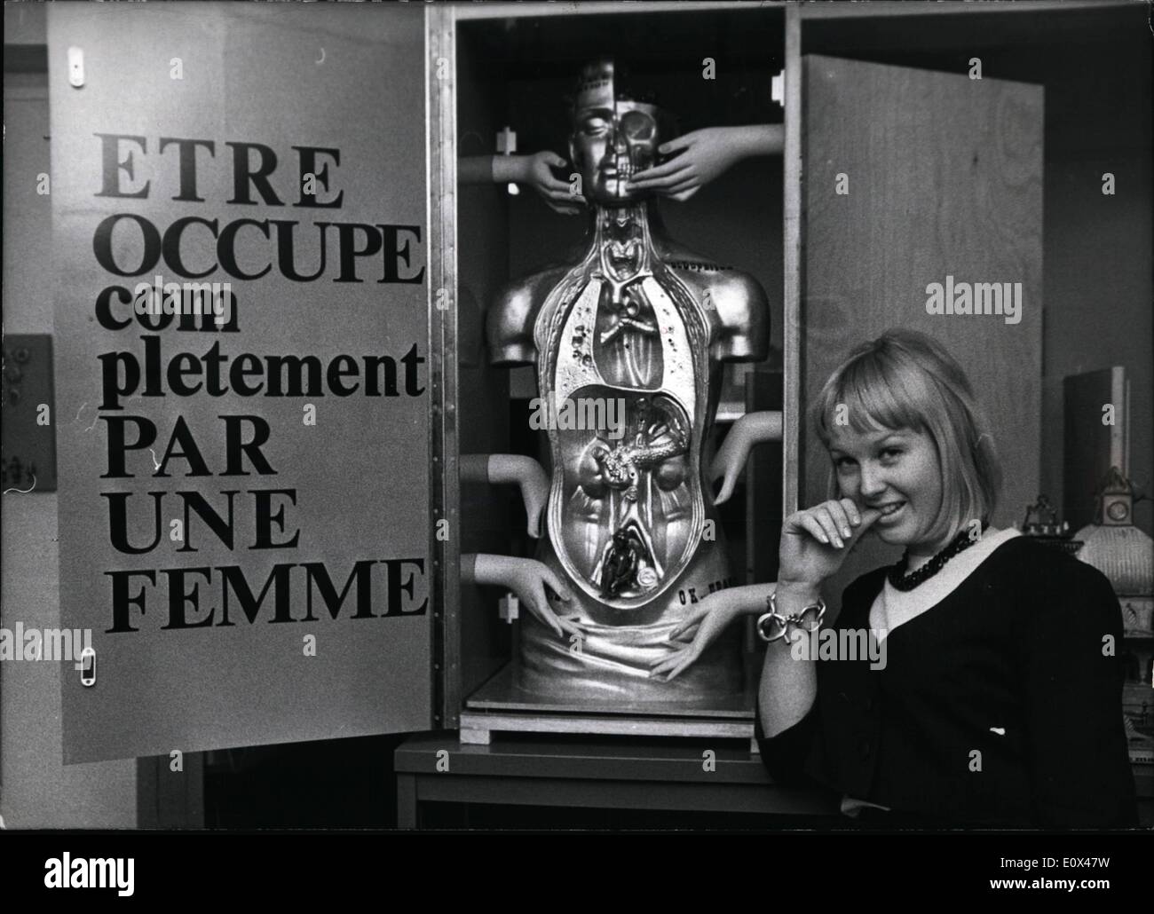 02 février 1965 - ....est le thème de l'art spectacle présenté dans un d&uuml;sseldorf. galerie les oeuvres d'art de Curt Stenvert montrer ces situations humaines, et ils peuvent être modifiés par les visiteurs avec l'aide de ces tableaux et les leviers pour donner différentes impressions. Notre photo montre la ''37e situation humaine'' avec le titre : pour être totalement occupé par une femme" Banque D'Images