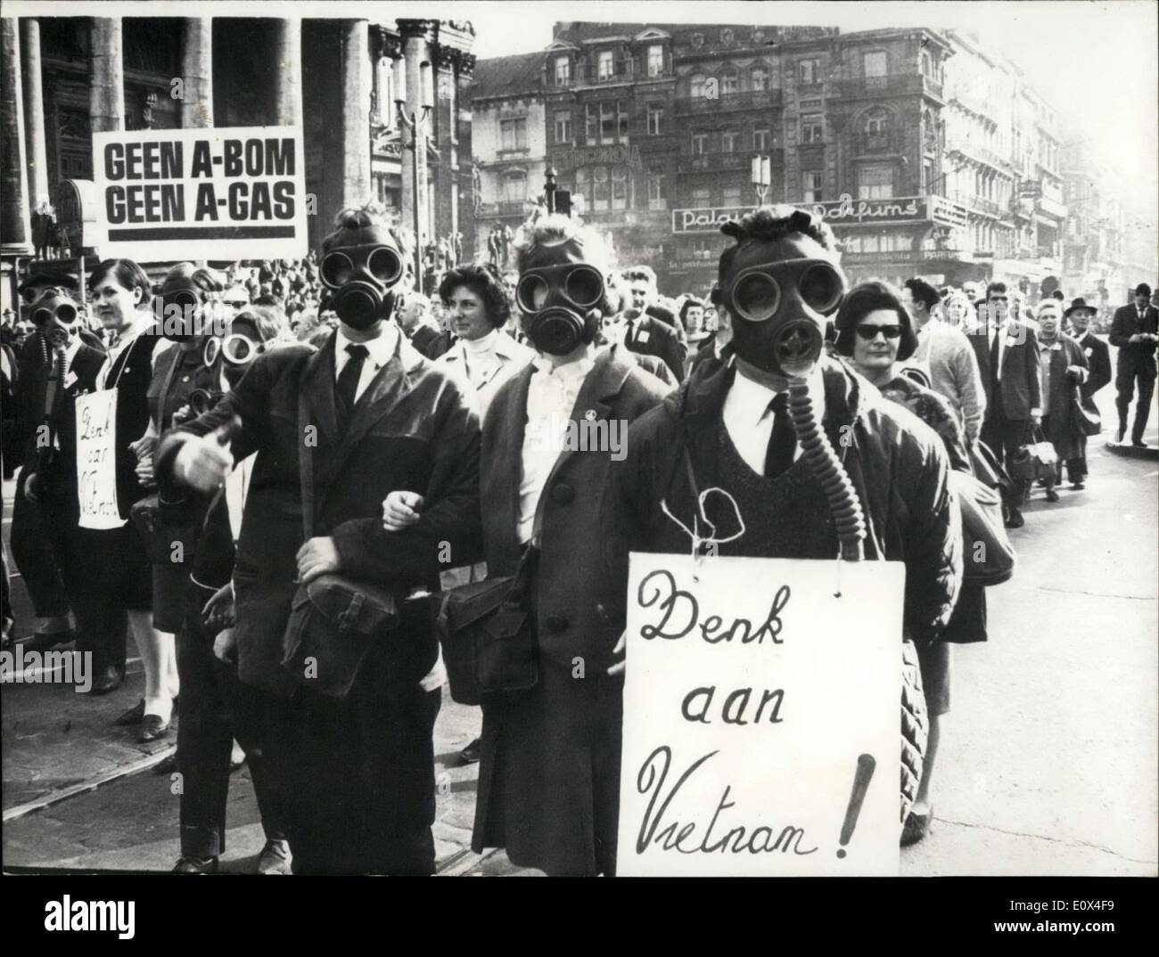 Mar. 29, 1965 - pas de bombe atomique non pour gaz naturel : une manifestation anti-guerre a eu lieu à Bruxelles hier. Photo montre des manifestants portant des masques à gaz et de transporter une affiche avec l'inscription : ''pense du Vietnam''. vu dans l'avant-plan une affiche avec l'inscription : ''l'un Bean-Bom, interdiction de gaz ! Banque D'Images