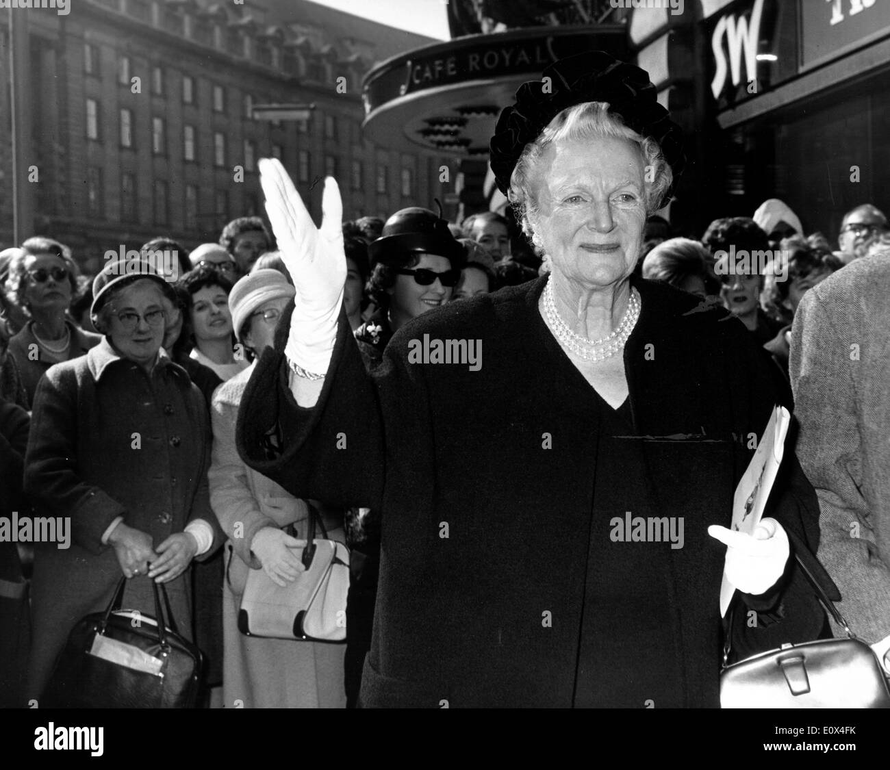 Lady Clementine Churchill après le déjeuner sur ses 80 ans Banque D'Images