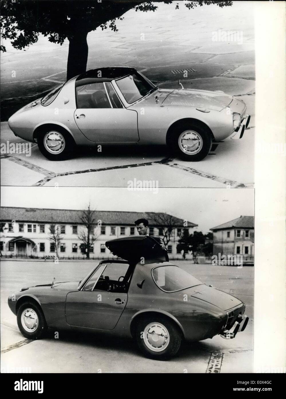 Avril 04, 1965 - Présentation de la nouvelle voiture de sport japonais... La Fiat 500... La voiture de sport Toyota - le 800 - est en vente cette semaine au prix de 95... La voiture ne pèse que 580 kg à vide - réalisés principalement des alliages d'aluminium. La voiture est 3 580 mm de long et 1 465 mm de large - et est de construction monocoque sans cadre - et à l'épreuve la coquille ne sera pas twist - shiver ou secouer. Il dispose d'un modèle 2U par air, 2 cylindres de 790cc. avec une puissance de 45 ch à 5 400 tr/mn. Le ratio de compression est de 9,0 - 1 - et de deux carburretor a été installé Banque D'Images
