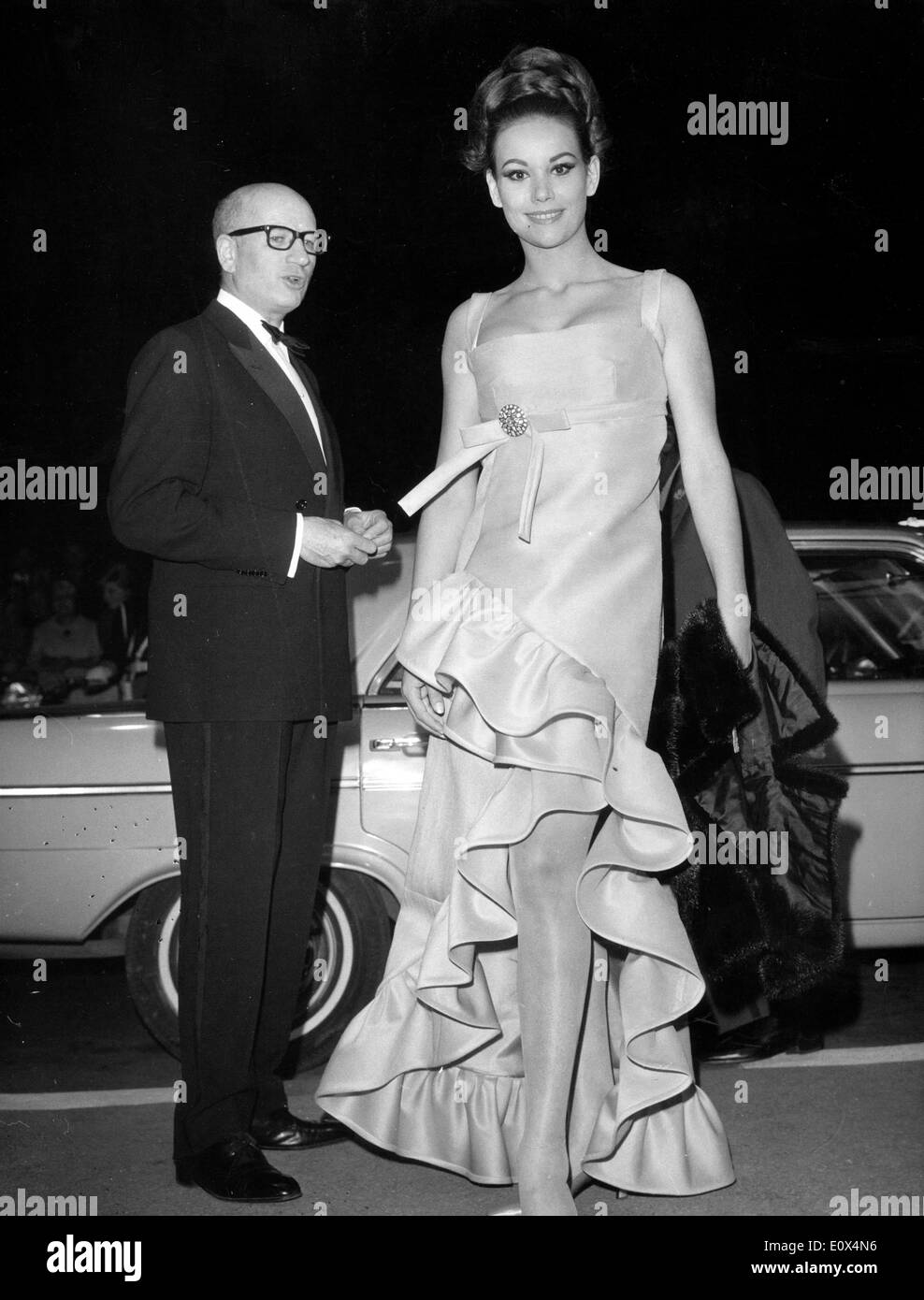 L'actrice Claudine Auger arrivant au Festival de Cannes Banque D'Images