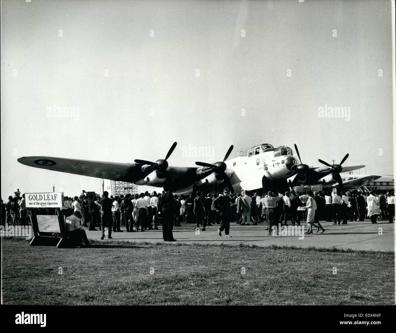 14 mai 1965 - 14-5-65 la dernière des bombardiers Lancaster vole chaque année la Pageant aérien à Biggin Hill. G pour George, le dernier de la célèbre les bombardiers Lancaster a atterri à Biggin Hill, Kent, hier, après un vol épique 13 000 milles. L'ancien combattant de la Seconde Guerre mondiale s'est posé à l'air au concours annuel de Biggin Hill, la base de chasseurs de guerre à Kent, de sorte se terminant sa dernière mission, un voyage sentimental de l'Australie à la Grande-Bretagne. Comme le célèbre bomber a atterri la foule poussée vers l'avant pour lui donner un accueil bienvenue sentimentale Banque D'Images