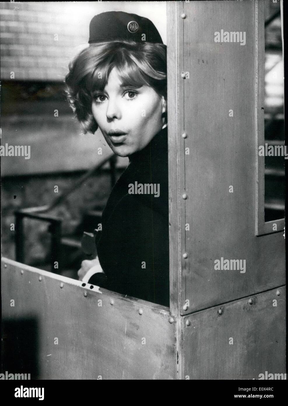 Avril 04, 1965 - Metro Ticket Puncher comme parisiens aimeraient les voir. OPS : Ce joli Ticket de métro perforateur est en réalité une jeune starlette, Françoise Deldick. Elle l'un des rôles-titres de Alex Joffe de neuf FIM ''La Grosse caisse' Banque D'Images