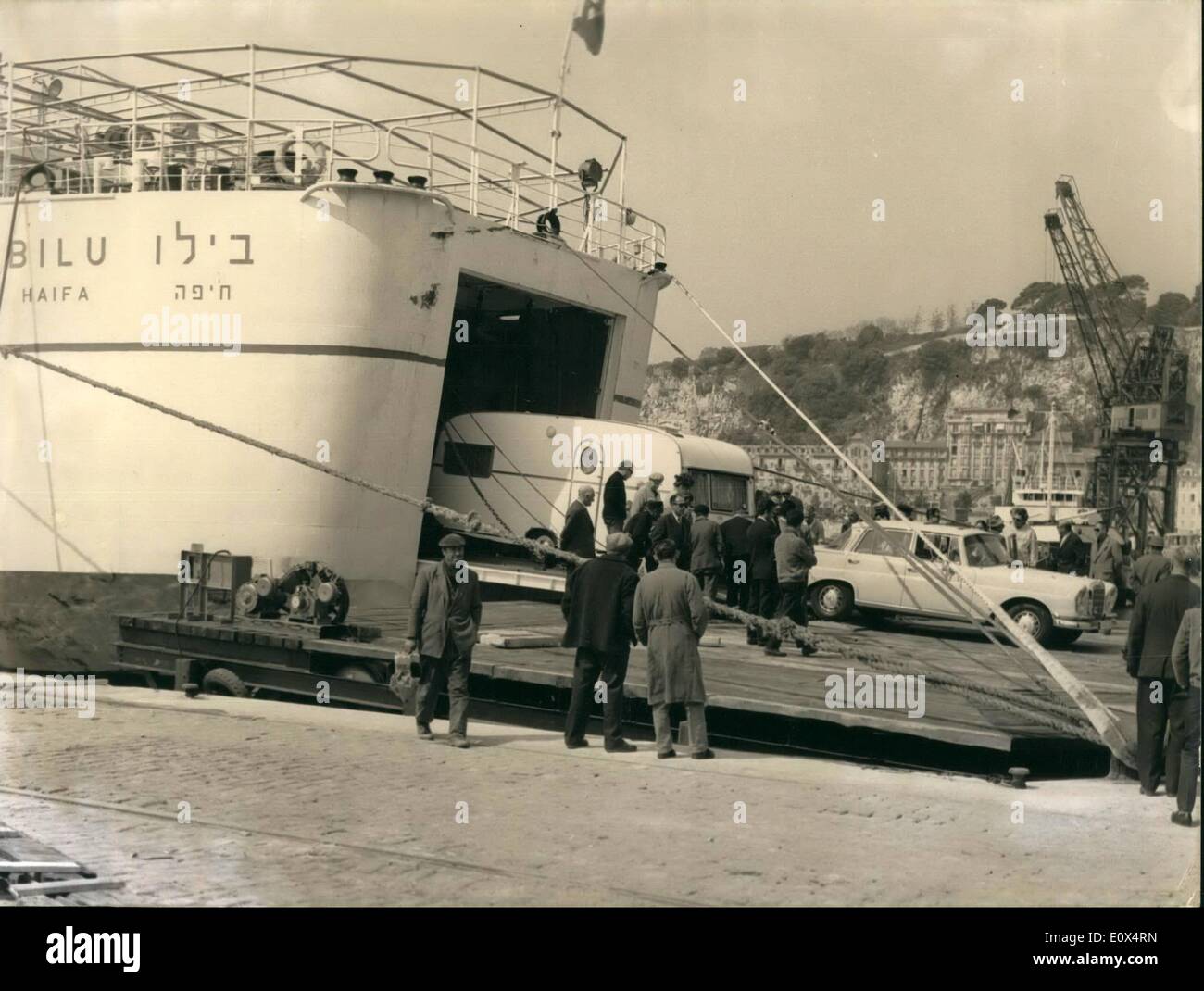 Avril 04, 1965 - Bain de navire israélien Docks à Nice : photo montre le ''Bilu'' et d'exécution sur le liner israéliennes Haïfa Nice ;line représenté comme il n'est placé sur le port de Nice, la nouvelle gaine n'a pas de passerelle, les passagers et les voitures la terre par une passerelle dans la proue. Banque D'Images