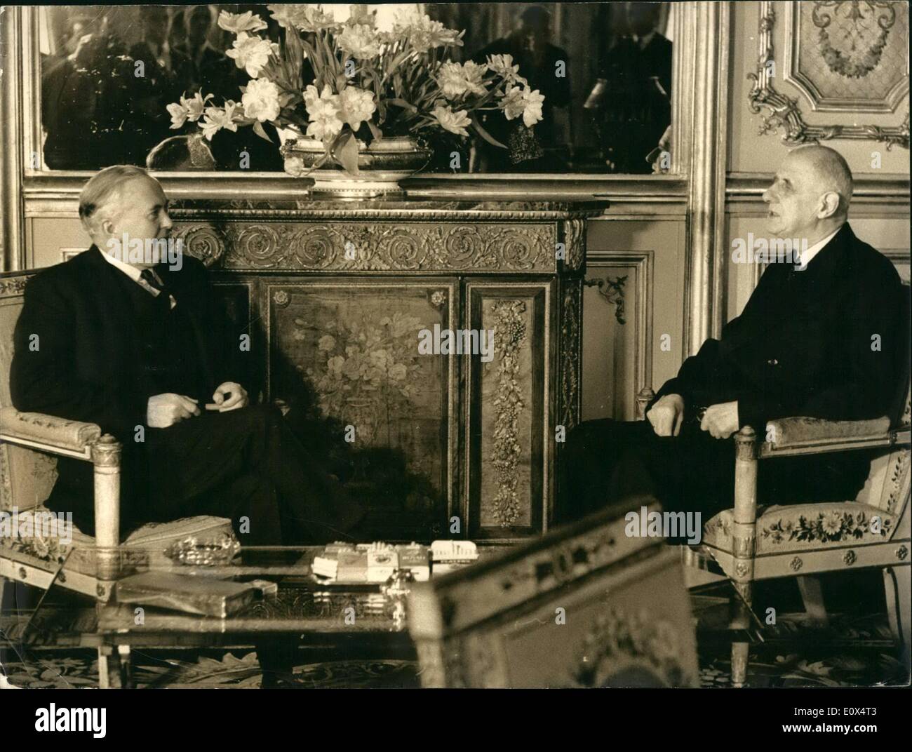 Avril 04, 1965 - Harold Wilson en visite officielle à Paris. Photo montre Harold Wilson en photo avec le Général de Gaulle au cours de leurs entretiens à l'Elysée à aujourd'hui. Banque D'Images