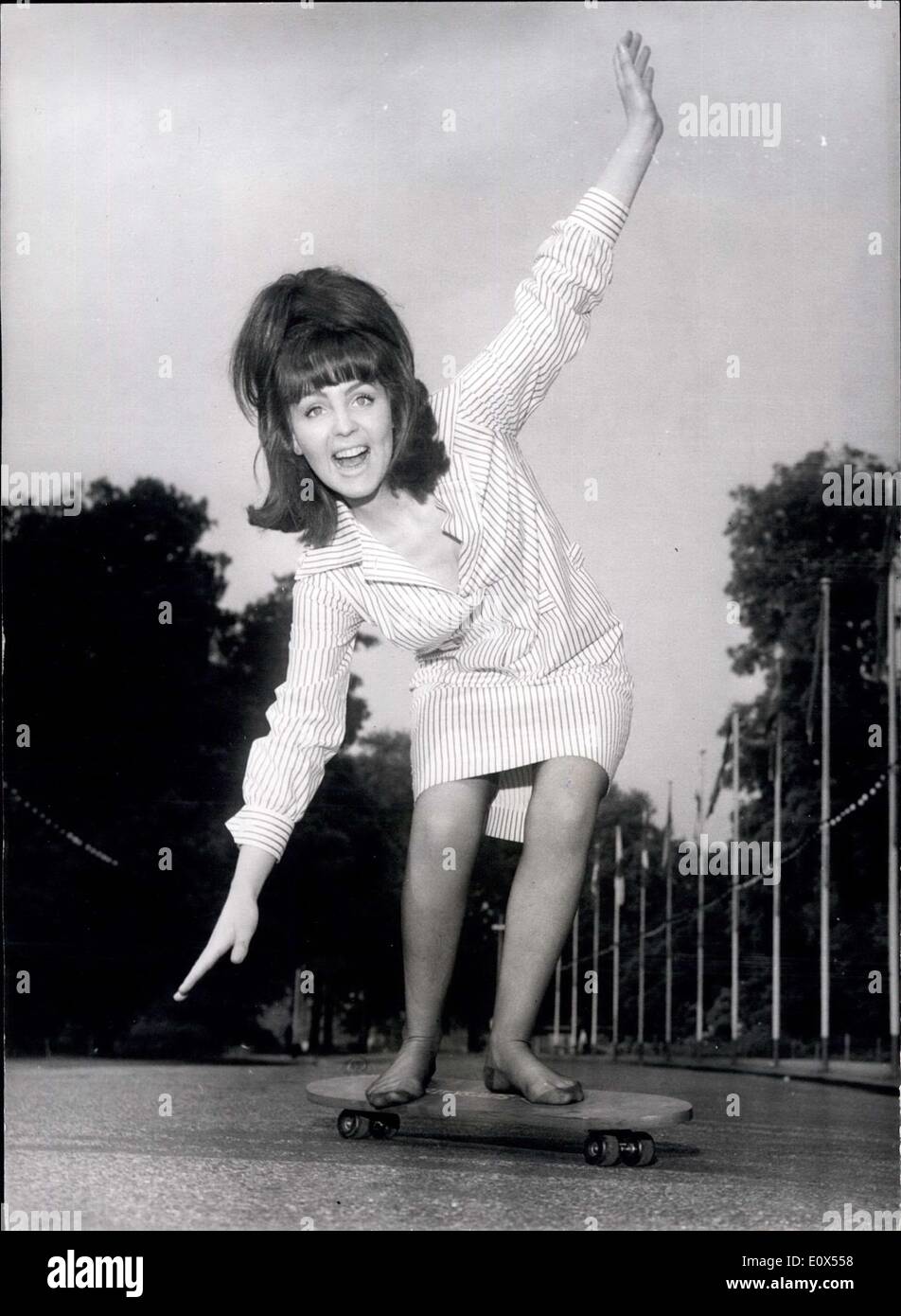 Juin 05, 1965 - les sensations du surf sans eau. Le skateboard est à Londres. : la planche à roulettes, qui est un best-seller en Amérique - est une sorte de planche de surf sur deux paires de patin à roues. Il peut être utilisé comme un enfant d'Erdogan, ou lorsque la descente est bonne, va mettre les pieds sur le bord et laissez-vous aller. Pour diriger il suffit de déplacer votre poids vers le côté. L'actrice Pauline Collins, 22 ans, a pris hier ses chaussures pour essayer le skateboard dans Battersea Park, Londres. Elle a perdu son équilibre quelques fois, mais fut rapidement le coup de lui - et lui dit : ''C'est très amusant'' Banque D'Images