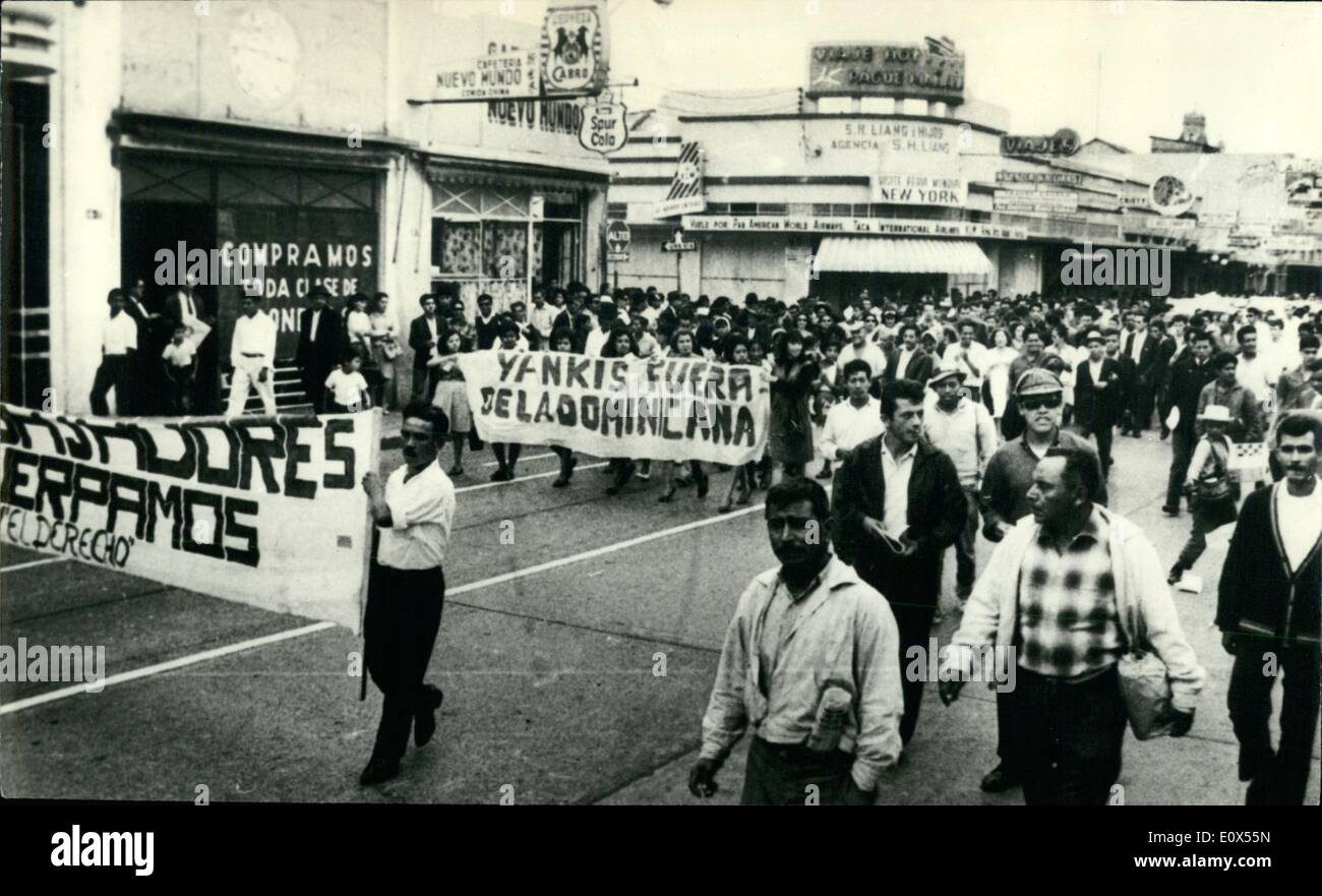 Juin 06, 1965 - démonstration antiaméricains Parallèlement à Guatemala : besoins signe ''Yankee sortir de Santo" Dominqo Banque D'Images