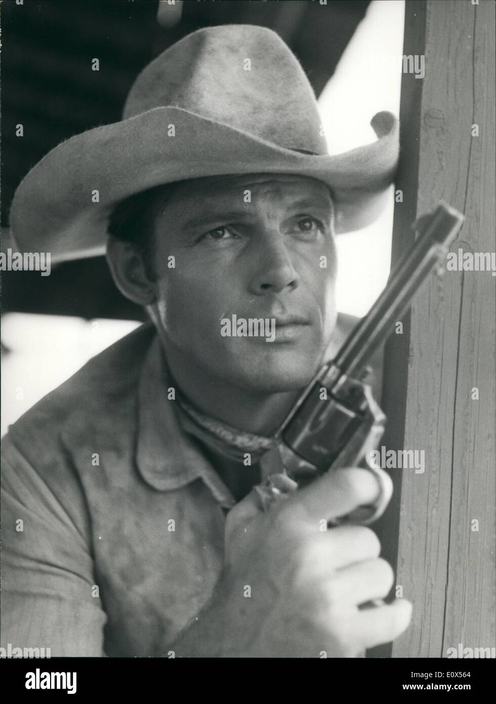 Juin 06, 1965 - Rome, 1er juin 1965 - Adam West connu comme Staeve Nelson dans le détective série de productions américaines ''Les détectives'' tourne son premier film italien à Rome. C'est un chef de l'ital-production espagnole ''Les 4'' implacable réalisé par Premier Zeglio. Adam west sera également chanter une chanson composée seulement pour son film.Photo montre Savi 306461. Banque D'Images