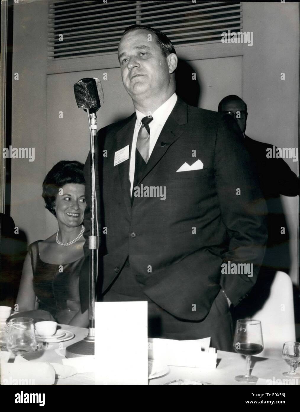 06 juin 1965 - banquet de l'institution of Chemical Engineers - au Hilton de Londres. De nombreuses personnalités bien connues ont assisté au banquet de l'institution of Chemical Engineers - à l'hôtel Hilton - Park Lane - le toast a été proposé hier soir par Lord Bowden, ministre d'État - Département de l'éducation et des sciences. Parmi les autres orateurs figuraient le professeur Stuart W. Churchill, vice-presse. American Institute of Chemical Engineers - et le professeur P.V. Dacnkwerts , G.C. M..E. , M.A., S.M., M.I. Cham. E. Institut de génie chimique et chef du Département de génie chimique Banque D'Images