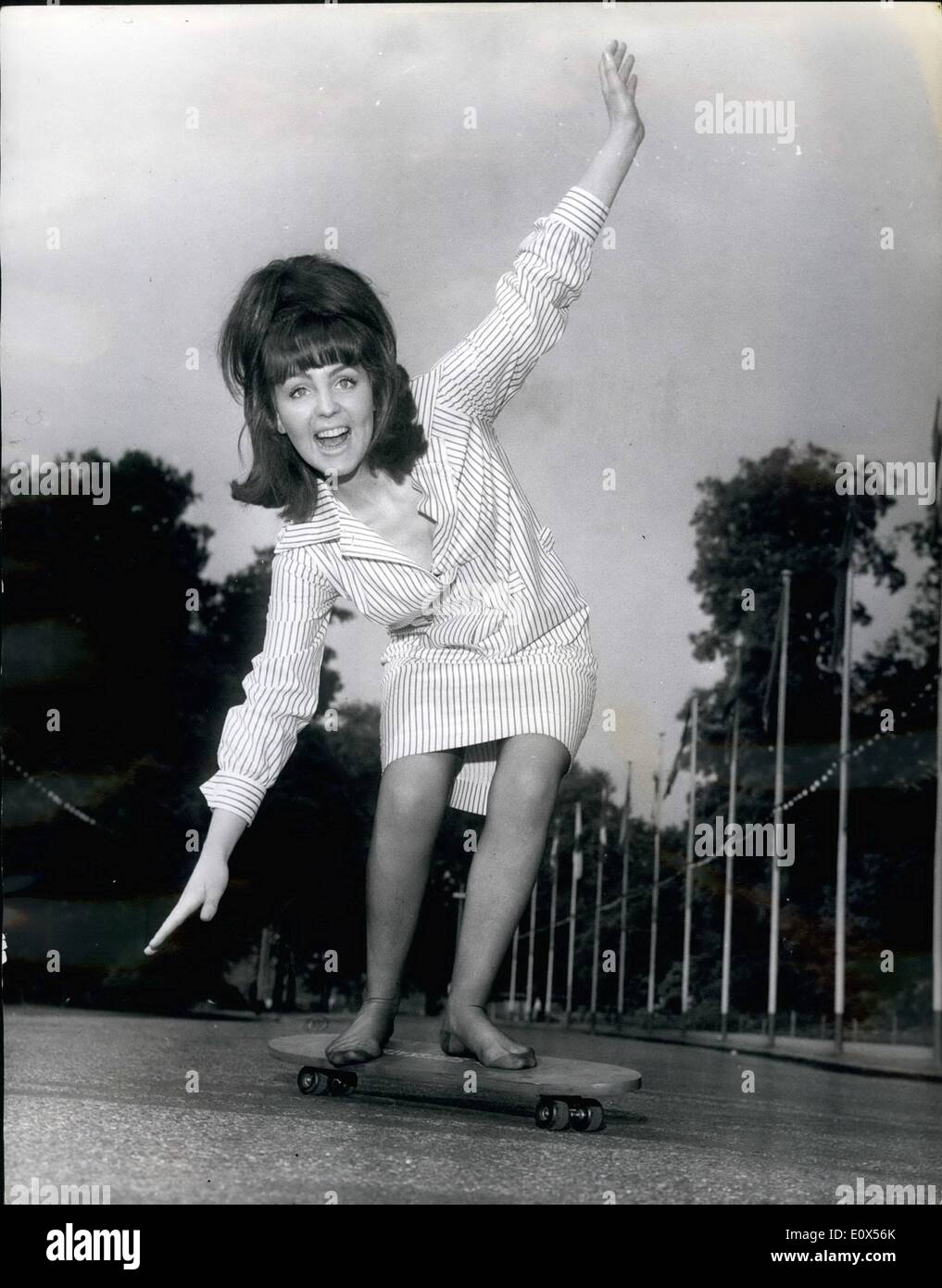 Juin 06, 1965 - les sensations du surf sans eau. Le skateboard est à Londres : le skate, qui est un best-seller en Amérique, est une sorte de planche de surf sur deux paires de patin à roues. Il peut être utilisé comme un enfant d'Erdogan, ou lorsque la descente est bonne, va mettre les pieds sur le bord et laissez-vous aller. Juste pour vous déplacer vers le côté poids. L'actrice Pauline Collins, 22 ans, a pris hier ses chaussures pour essayer le skateboard dans Battersea Park, Londres. Elle a perdu son équilibre quelques fois, mais fut rapidement le coup de lui et a dit ''C'est très amusant'' Banque D'Images