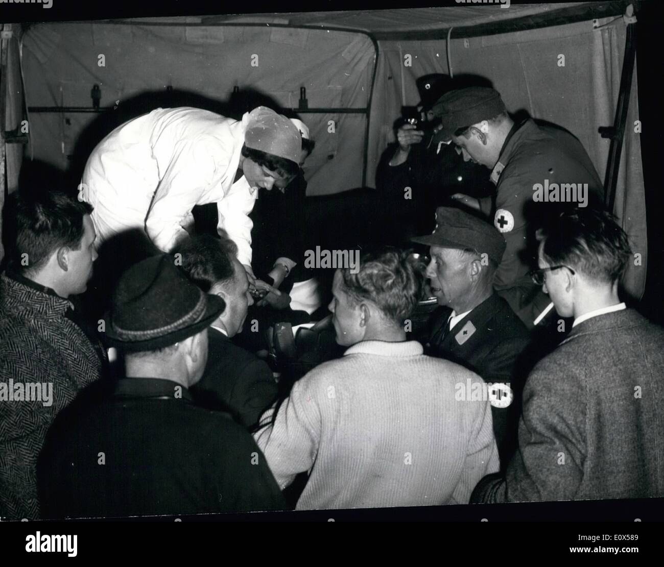 Avril 04, 1965 - Blocage de l'autoroute Hambourg. Berlin comme une pression contre le Bundestag à Berlin, à l'Est de la police allemande a bloqué les routes d'Allemagne de l'ouest de Berlin. Un point de contrôle sur la route de Lauenburg Hambourg. Les camions de Berlin sont alignés sur des kilomètres et les véhicules privés sont bloqués dans des convois. La Croix-Rouge et d'autres organisations ont mis en place un service d'aide pour les conducteurs et les personnes en attente de la libération du blocus. La Croix-Rouge est servir le thé et de l'alimentation et donner d'autres contribuent à la fatigue des chauffeurs. Photo Keystone 7-4-65 Banque D'Images