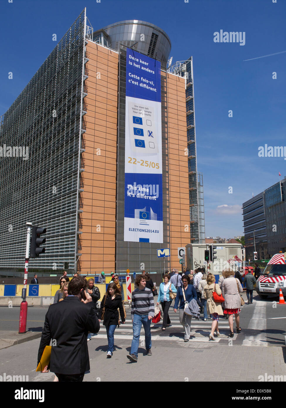 Commission européenne du Berlaymont à Bruxelles, Belgique avec beaucoup de gens Banque D'Images