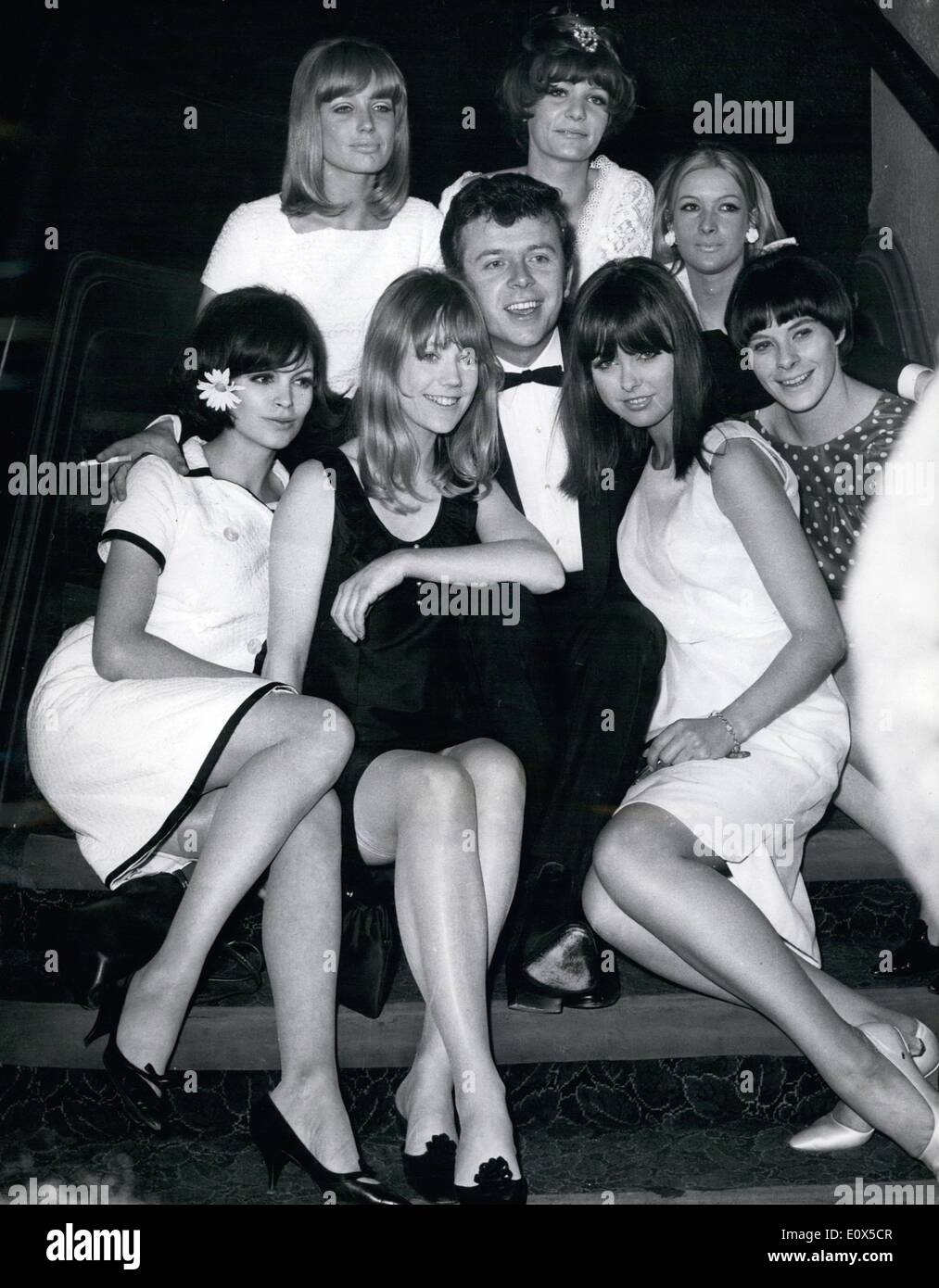 Juin 06, 1965 - Première mondiale de la ''Talent'' : Le British film ''Le truc'', qui a remporté le premier prix de la semaine dernière au Festival de Cannes a eu sa première mondiale au London Pavilion hier soir. La photo montre l'Acteur Ray Brooks avec sept des filles dans le film - à la nuit dernière, l'avant-première. Banque D'Images