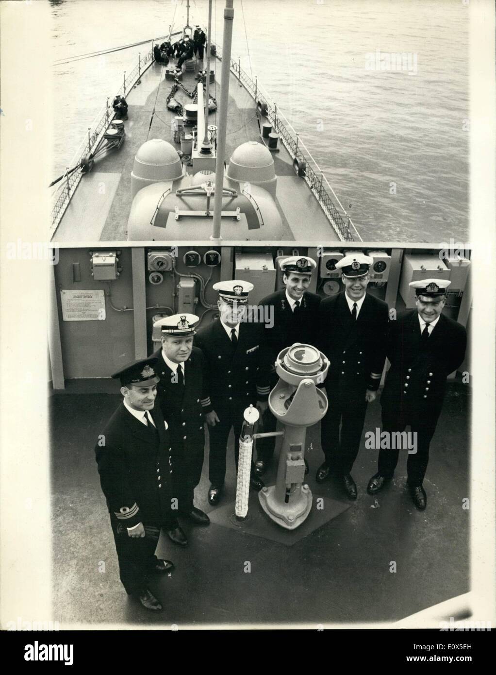 Juin 06, 1965 - L'arrivée de missiles guidés mixte Claude C. Ricketts l'USS Claude V Ricketts , le destroyer lance-missiles habités mixte, est arrivé à Portsmouth aujourd'hui. Elle a passé sept jours au port dans le cadre d'appels à la bases navales d'appels à la bases navales des pays de l'OTAN. Le destroyer est occupé par des marins du Royaume-Uni, République fédérale d'Allemagne, la Grèce, l'Italie, les Pays-Bas, et l'United States Photo montre : le commandant du destroyer, Thomas E Fortson, photographiée avec les officiers supérieurs d'autres nationalités-sur la passerelle du navire aujourd'hui. (L à R) Lt Banque D'Images