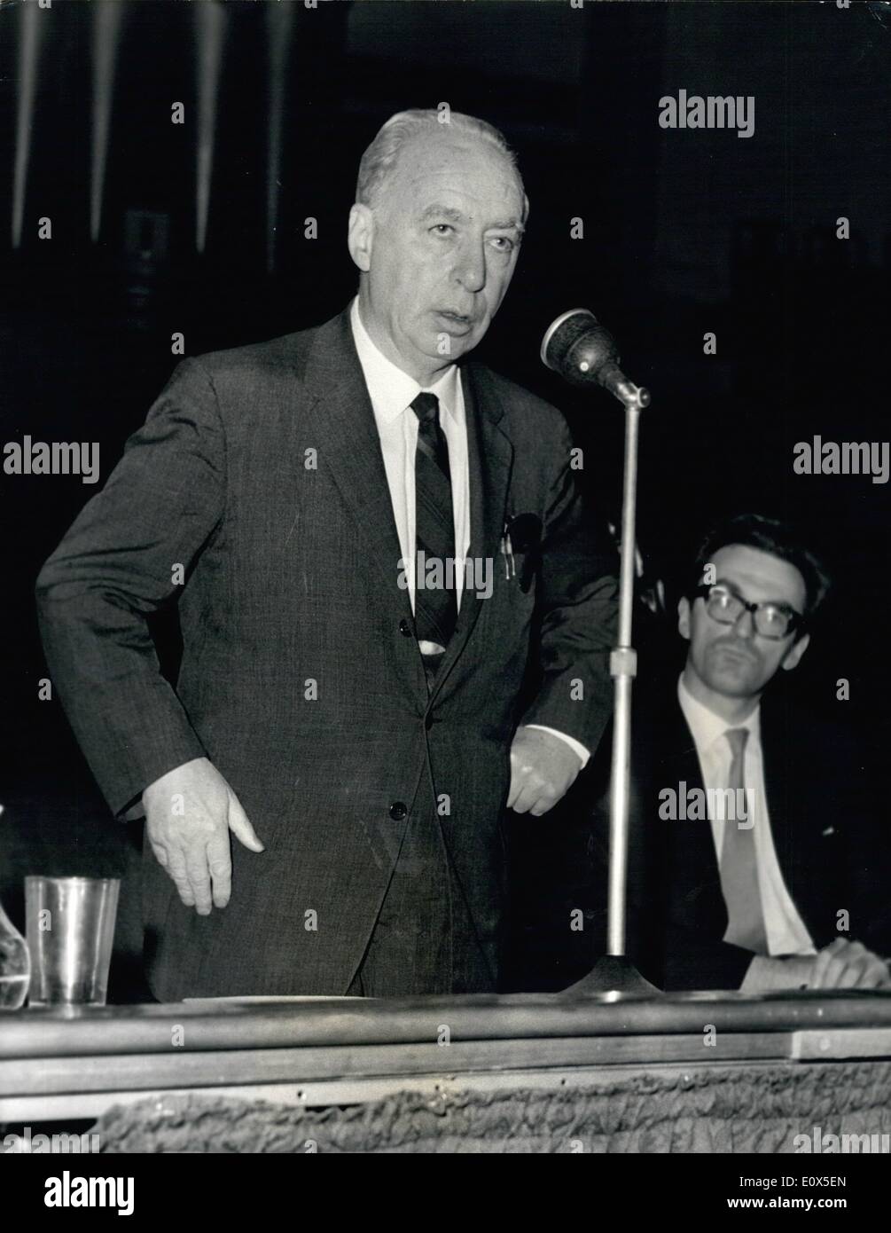 Juin 06, 1965 - Le professeur Hans J, Morgenithau s'exprime à l'enseigne ''in'' sur le Vietnam : Le professeur Hans J. Morgenithau, était parmi les orateurs de l'Universités Britanniques Comité Ad Hoo sur Vietnam ''National enseigner dans'' au Central Hall de Westminster, aujourd'hui. La photo montre le professeur Hans J. Morgenithau, de l'Université de Chicago s'exprimant sur le thème ''l'Ouest dans l'Asie du Sud-Est' Banque D'Images