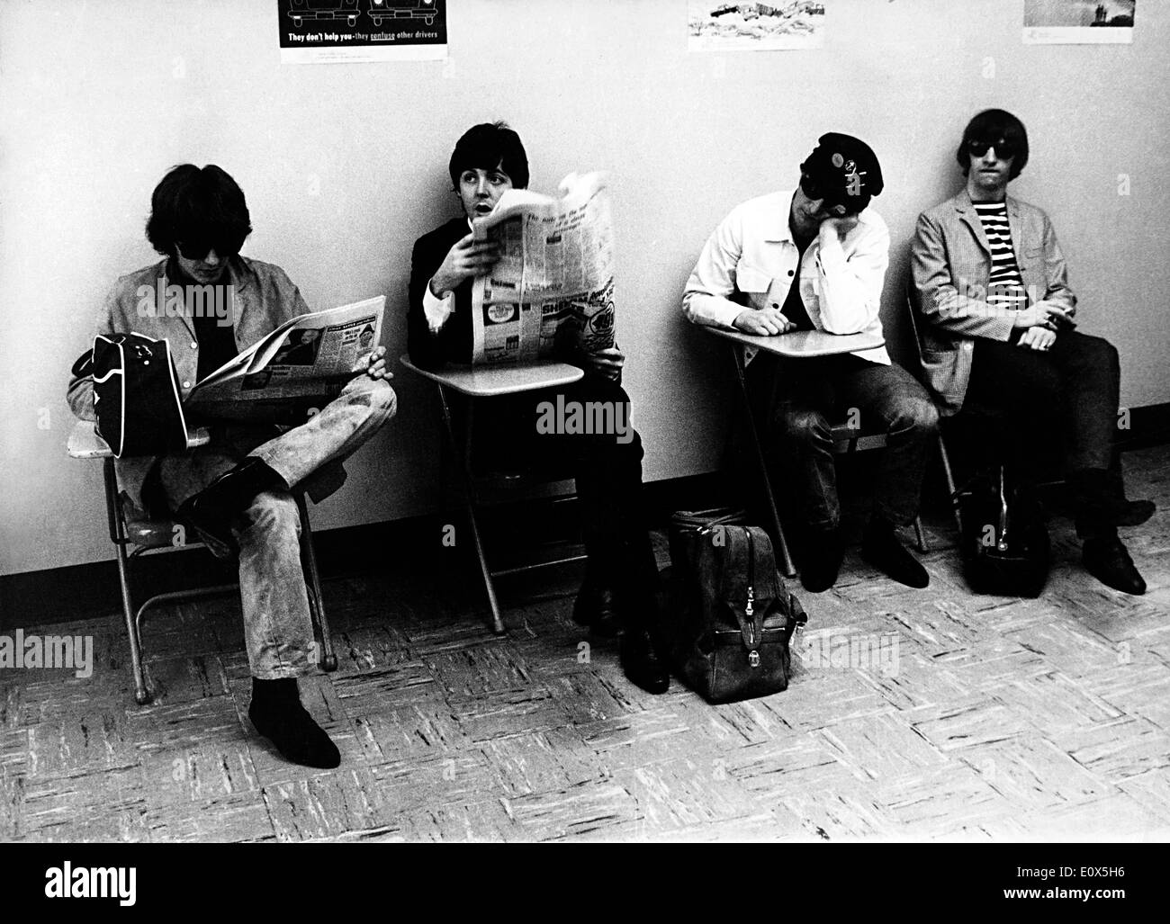 Les Beatles dans une salle d'attente Banque D'Images
