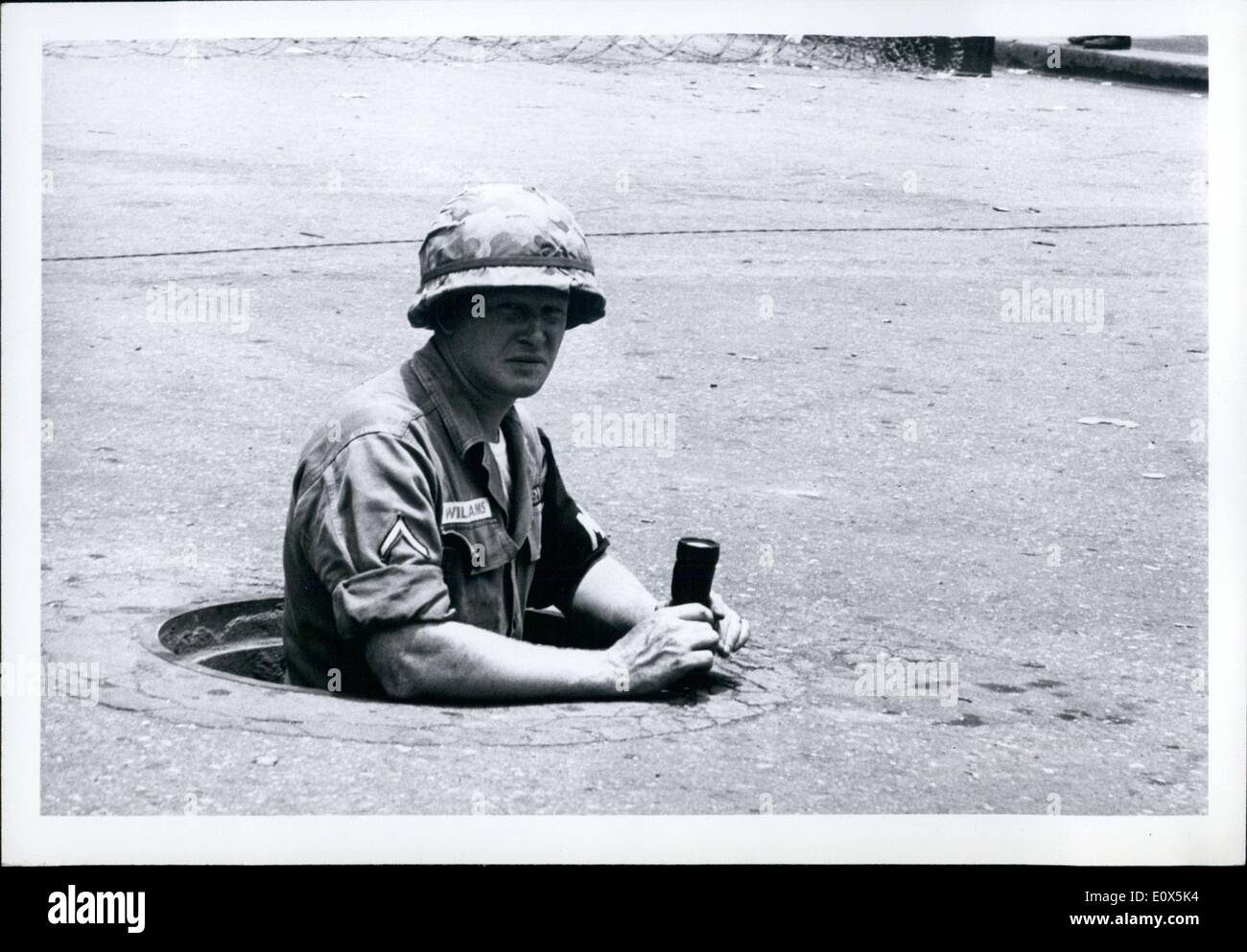 Mai 05, 1965 - République Dominicaine : Guerre civile Santa Domingo -barrage de l'armée américaine-observateur à l'aide d'égout. Banque D'Images