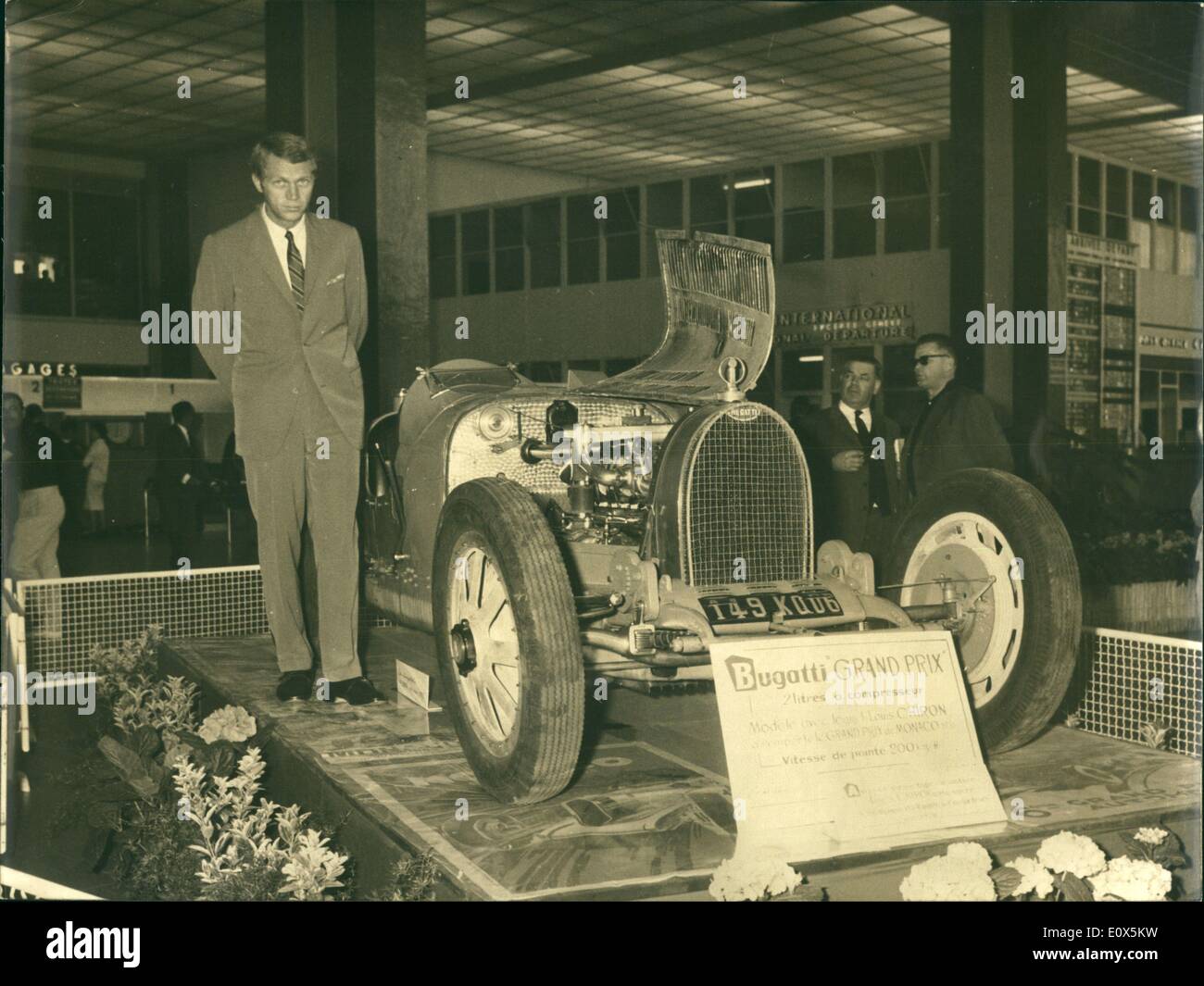 Mai 05, 1965 - McQueen tout juste d'arriver à Nice, en provenance de Milan, pour assister à la Grand Prix automobile de Monaco. Visites General Ridgway le Chancelier Adenauer. Banque D'Images