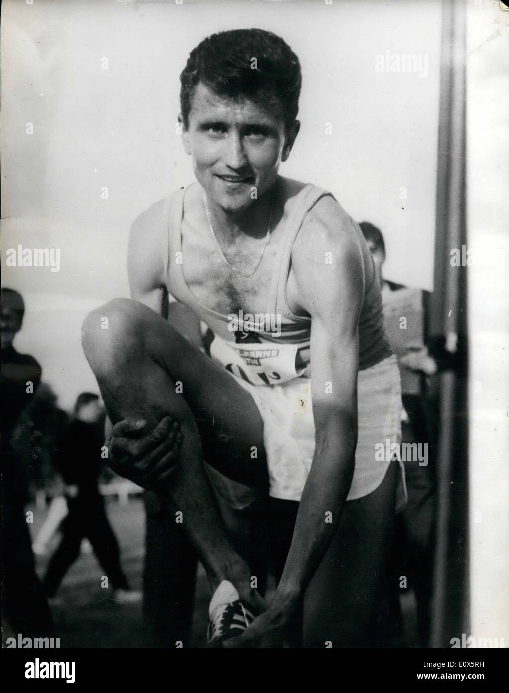 Juin 06, 1965 - FRANÇAIS JAZY BREAKS PLUS deux records : M.JAZY, de la France, mercredi dernier, a battu le record mondial de 3 000 mètres et deux milles de gagner une course de deux milles contre Ron Clarke de l'Australie à Melun, France. Il a remporté la course en 8 mi 22,6 secondes et adopté le 3 000 mètres en 7 min 49 secs. Clarke, qui détient les records du monde de trois, six et dix kilomètres, et 5 000 et 10 000 mètres, a terminé une vingtaine de mètres derrière JAZY. PHOTO MONTRE JAZY vu après sa grande course à Melun. Banque D'Images