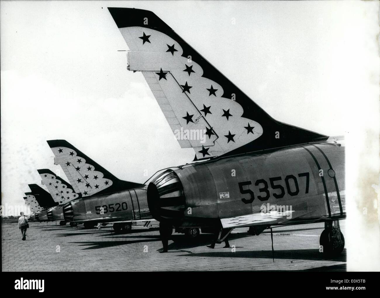 Juin 06, 1965 - Loopings et nez-plongées. : le célèbre voltige escadron de l'aviation américaine, ''Les Thunderbirds'' fera la démonstration par une vitesse comprise entre 140 et 1000 km/h le 29 juin à Munich-Riem. Le squardron , contenant six F-100 Super Sabre, a été formé en l'année 1954. Depuis ce temps il le débit avant plus de 58 millions de spectateurs dans 40 pays différents. Photo montre à Thunderbirds air-port de Munich-Riem et les pilotes avec une réserve (annexe) Banque D'Images