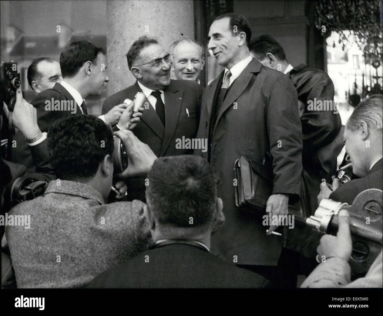 Juin 08, 1965 - Joseph Sauty et Jacques Tessier s'adressant aux journalistes Banque D'Images