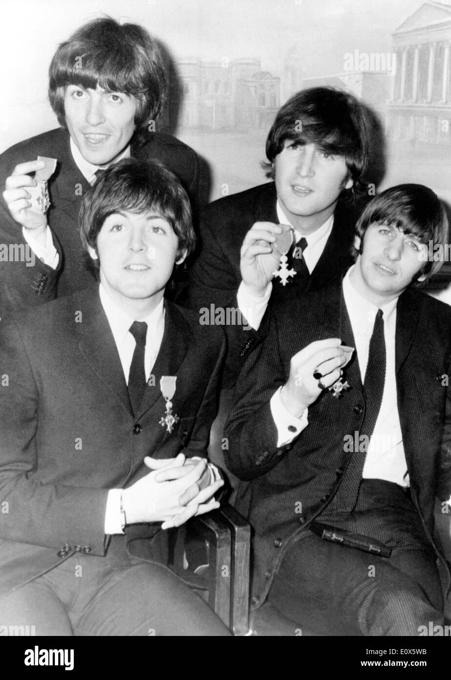 Les Beatles en photo avec un ordre de l'Empire britannique Banque D'Images