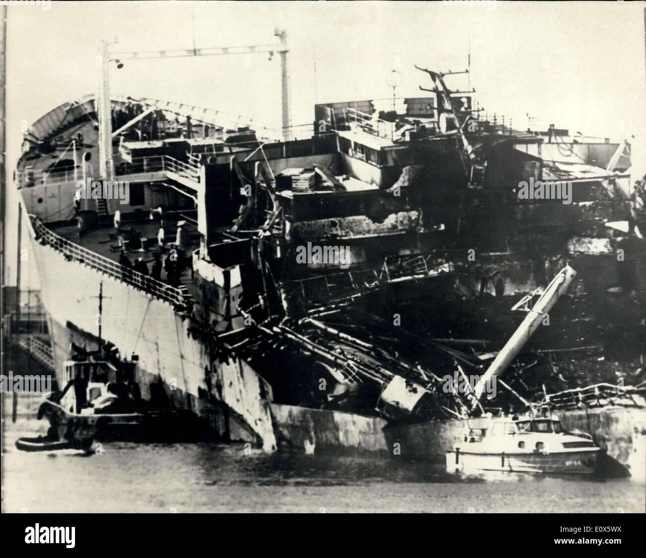 Juin 16, 1965 - Explosion déchire pétrolier norvégien en deux. Seize tués : Seize personnes ont été tuées et 20 blessées dans une explosion qui a déchiré le 22, 088 tonnes pétrolier norvégien Ronastar en deux, dans le chantier naval Verolme Cornelia, à Rotterdam. Choc de l'explosion à la Haye, windows 17 milles de là, et des milliers de personnes ont quitté leur maison de Rotterdam et la cour a été bouclée n cas d'autres explosions, La photo montre la vue sur le pétrolier norvégien Ronstar, montrant les dommages causés par l'explosion. Banque D'Images