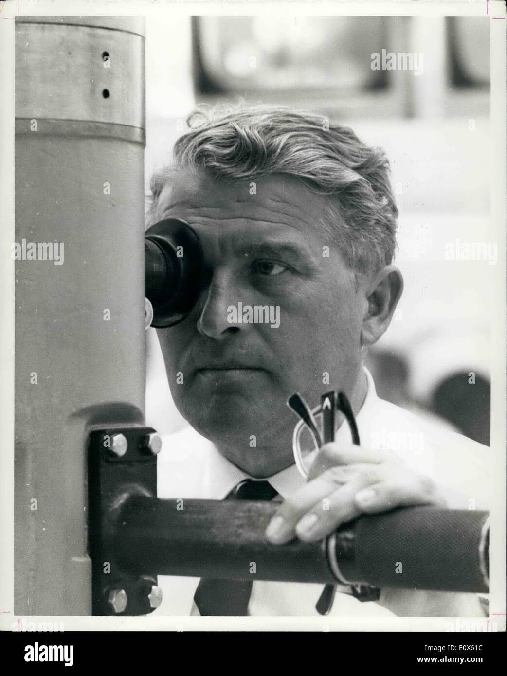 Mai 05, 1965 - Cap Kennedy - Le Dr Wernher Von Braun, Directeur de la NASA-Marshall Space Center, Huntsville, ALA, observe le. Banque D'Images