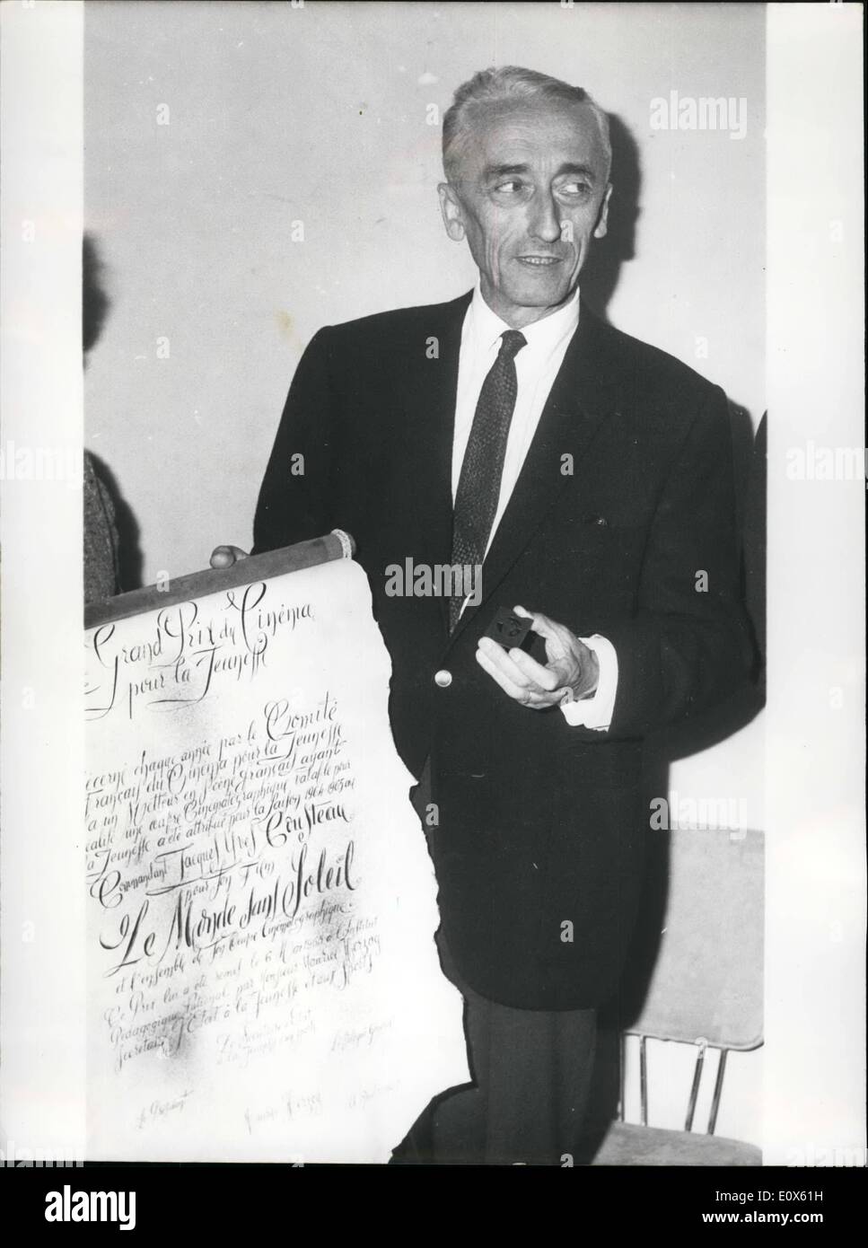 Mai 05, 1965 - Commandant Coustau décerné grand prix du cinéma français pour les jeunes. : le Commandant Cousteau, le fameux Deep Sea Explorer, a reçu le Grand Prix du cinéma français pour la jeunesse pour son films sous-marins en particulier pour l'un entitied ''le monde sans soleil.''photo montre le Commandant Cousteau montrant la médaille d'Or et son diplôme Banque D'Images