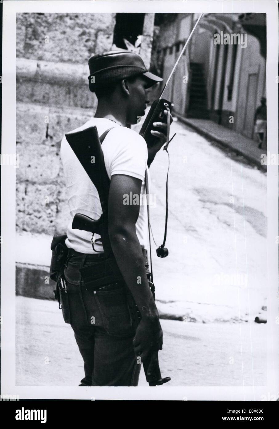 Mai 05, 1965 - République Dominicaine : la guerre civile rebelles  lourdement armés au quartier général rebelle garde avec talkie - walkie  radio. Santo Domingo Photo Stock - Alamy