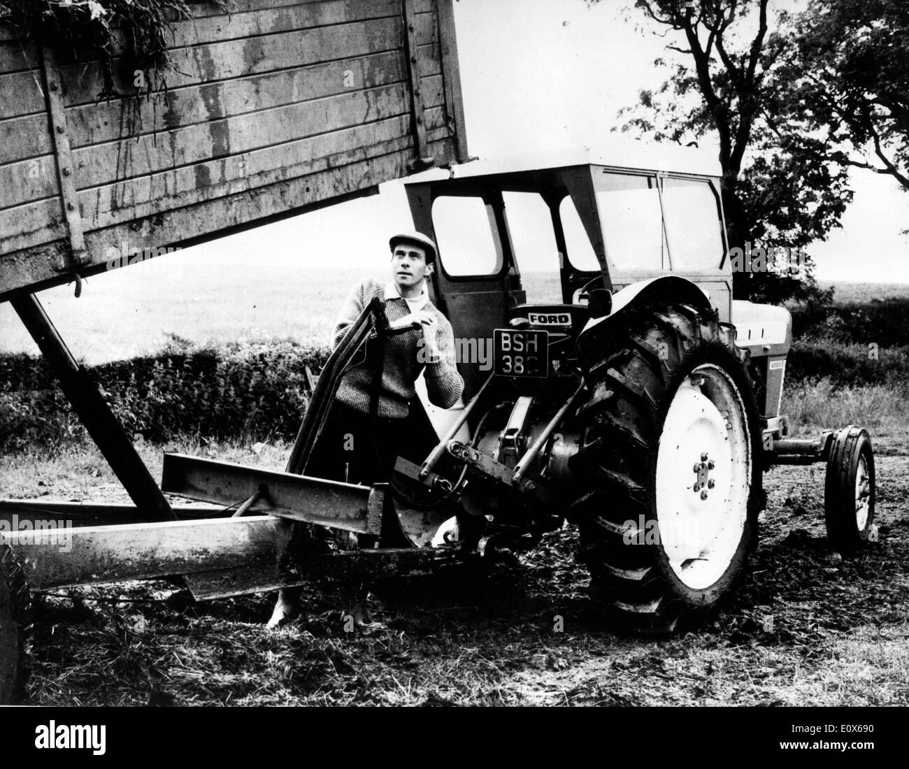 La pilote de course de Formule 1 JIM CLARK travaille sur sa ferme de Berwickshire, Angleterre. Banque D'Images