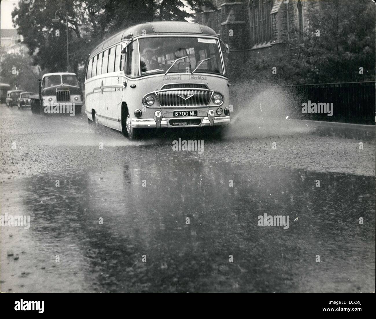 Juillet 07, 1965 - forte pluie à Londres : photo montre un coach charrues son chemin à travers une rue inondée pendant une pluie torrentielle d'aujourd'hui - à St John's Wood. Banque D'Images