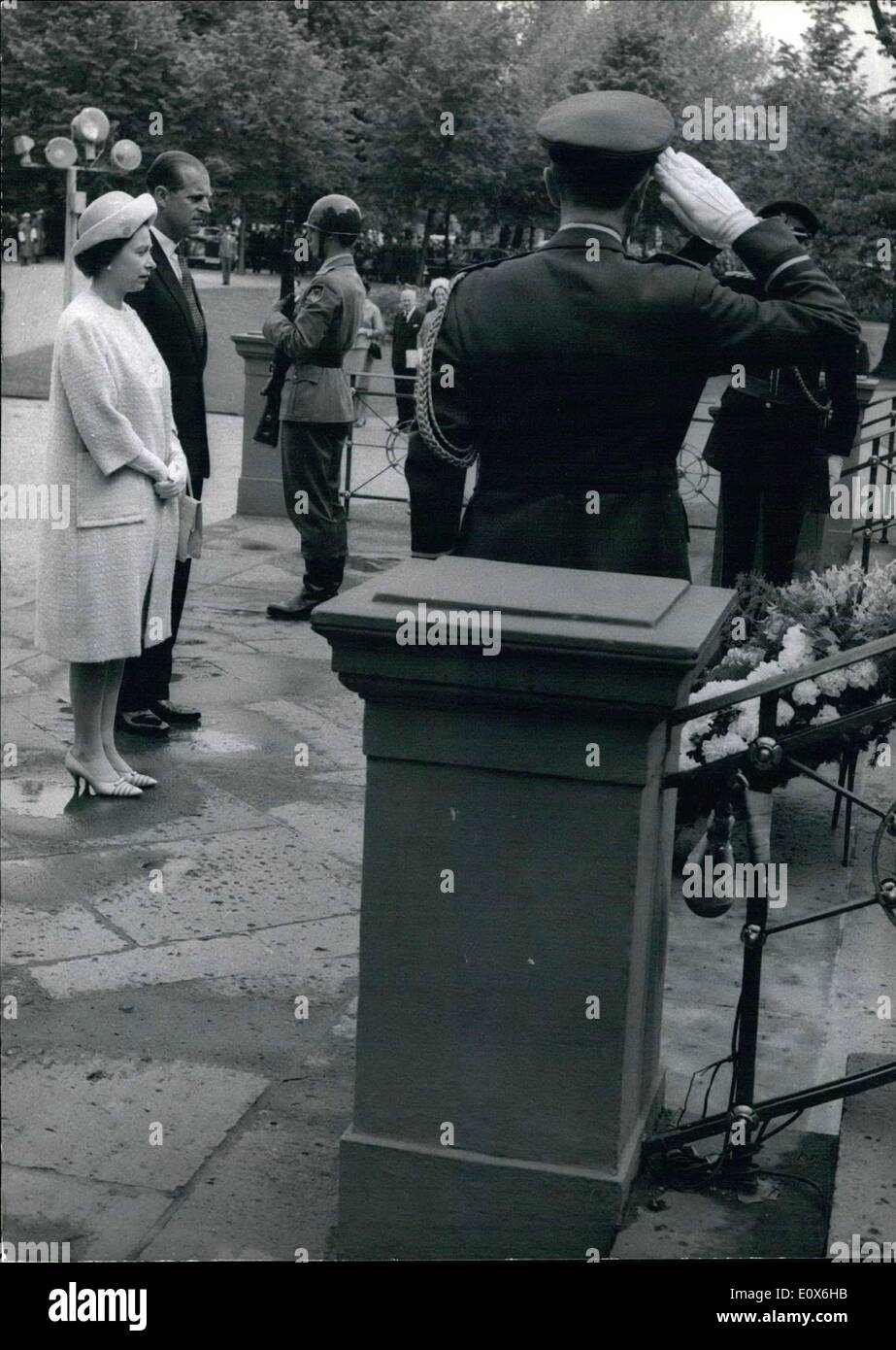 Mai 05, 1965 - Visite d'état de la reine Elizabeth II en Allemagne. Le 19 mai, le deuxième jour de sa visite en Allemagne, la reine Elizabeth prévue une couronne sur un mémorial pour les victimes des deux guerres mondiales, à Bonn. S.m. La reine Elizabeth et S.A.R. le Prince Philip se souvenir des victimes de la guerre. Banque D'Images