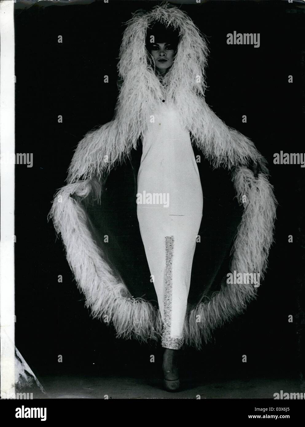 08 août 1965 - Paris - exposer en plumes d'autruche. : cette robe de soirée porté avec une cape ornée de plumes d'autruche - est l'un des modes de Paris en grève - à partir de l'automne et l'hiver Pierre Cardin Collection Banque D'Images