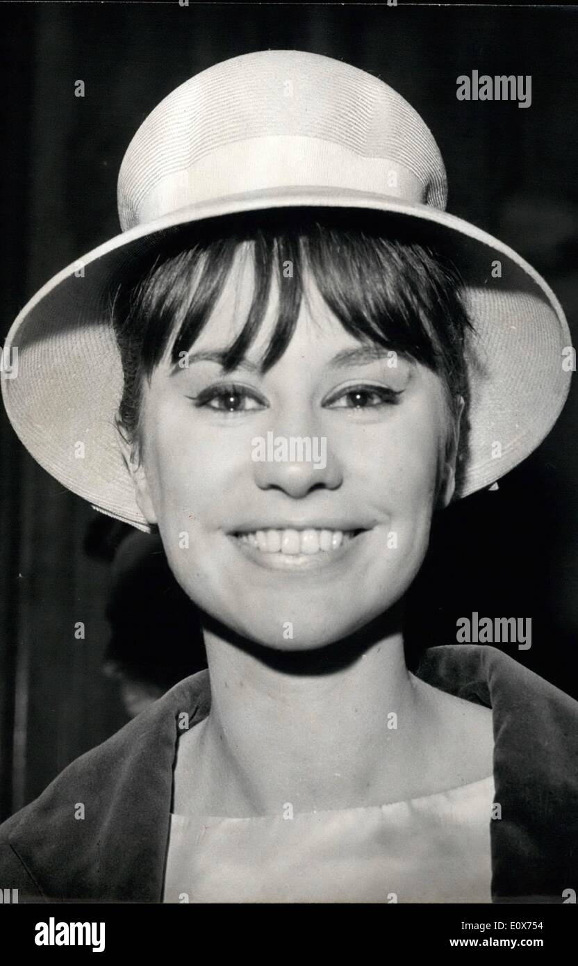 Juillet 07, 1965 - reine de la bossa nova, SUR LE PILOTAGE DE VISITE À EARIS OPS : son visage enfantin TOUT SOURIRE ET LES RIDES chanteur brésilien ASTRUD, Reine de 'bossa nova' SUR LA PHOTO TOUT EN FAISANT DU SHOPPING À PARIS. Banque D'Images