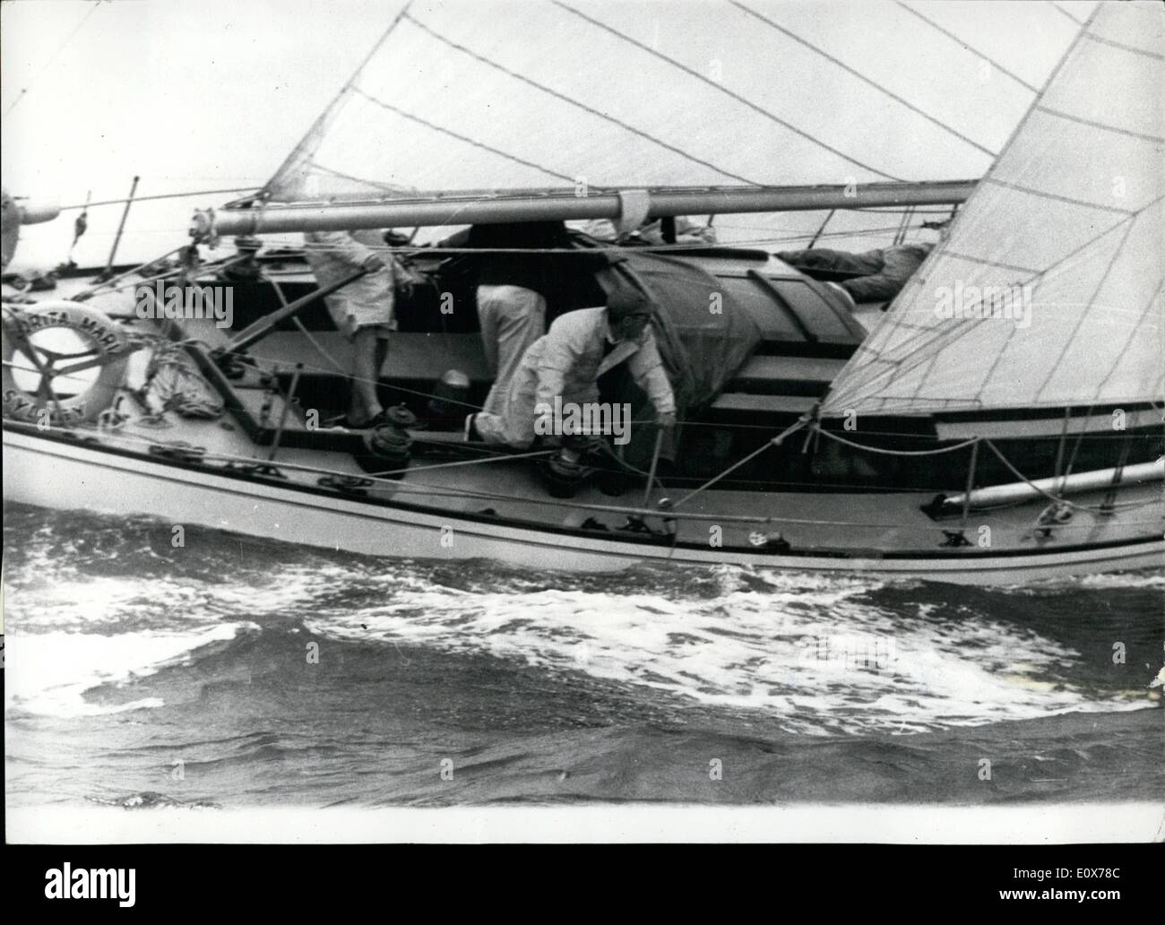 Juillet 07, 1965 - La pratique de l'Admiral's Cup. : yachts pour l'équipe australienne qui est en compétition pour l'Admiral's cur, étaient des formations à Cowes. La tasse est accordé sur les résultats combinés de la Manche course de demain, le Britannia cup au cours de la semaine de Cowes et le New York Yacht club cup. La dernière "jambe" sera la biennale Fastnet Race qui commence de Cowes le 7 août. Photo montre Trygve Halvorsen à la barre de l'Australian yacht de Freya durant la formation pour l'Admiral's cup courses. Banque D'Images