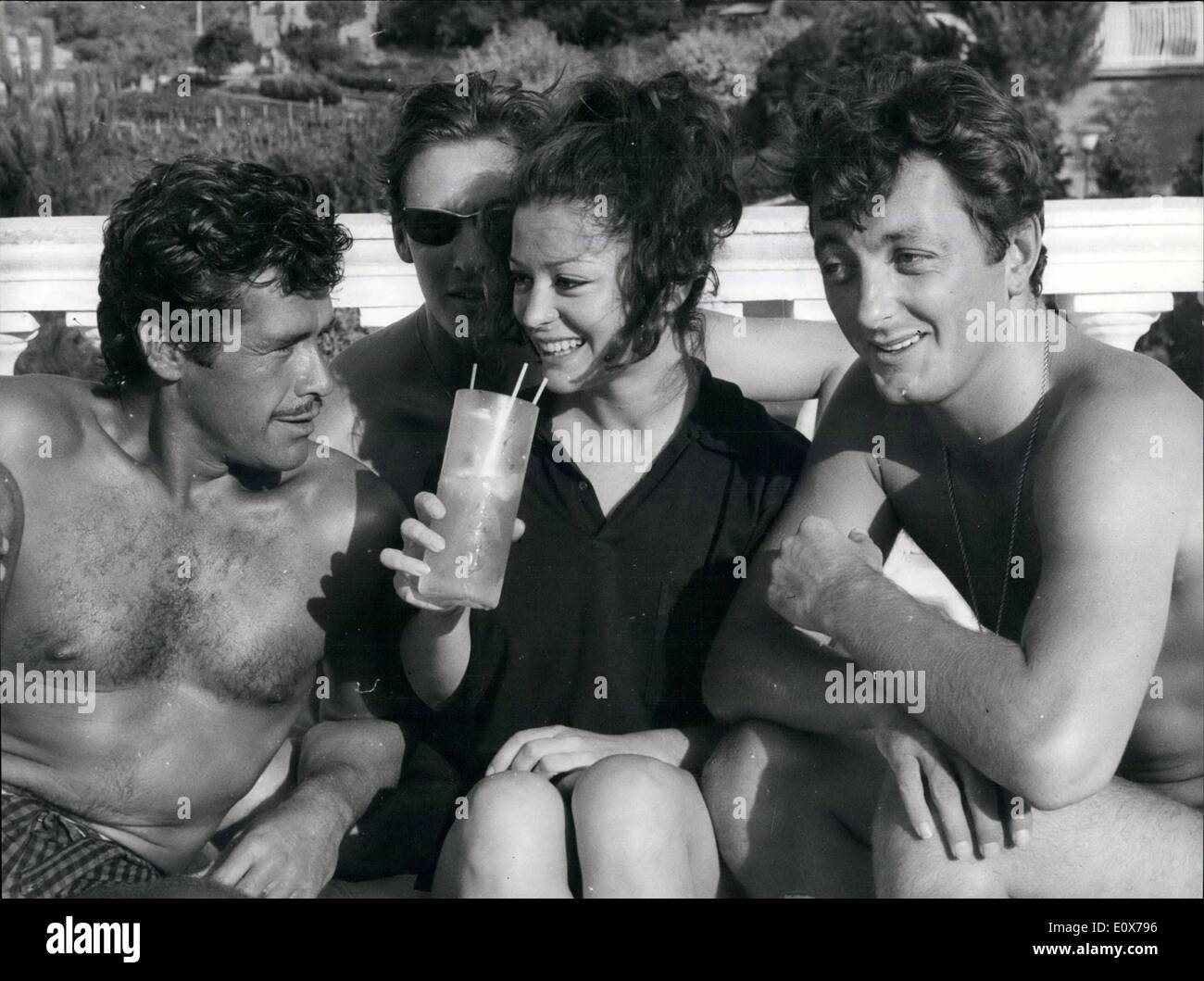 08 août, 1965 - L'acteur américain Gordon Scott a fêté son anniversaire, et il a invité deux amis : David Niven Jr. et James Mitchum, fils de Robert. Sur la photo, de gauche à droite : Gordon Scott, Davin Niven Jr. un ventilateur unidenfied et James Mitchum. Banque D'Images