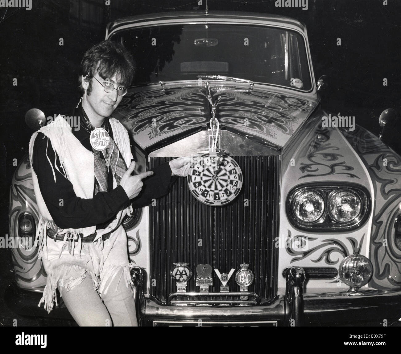 Le Beatles John Lennon avec sa Rolls Royce psychédélique Banque D'Images