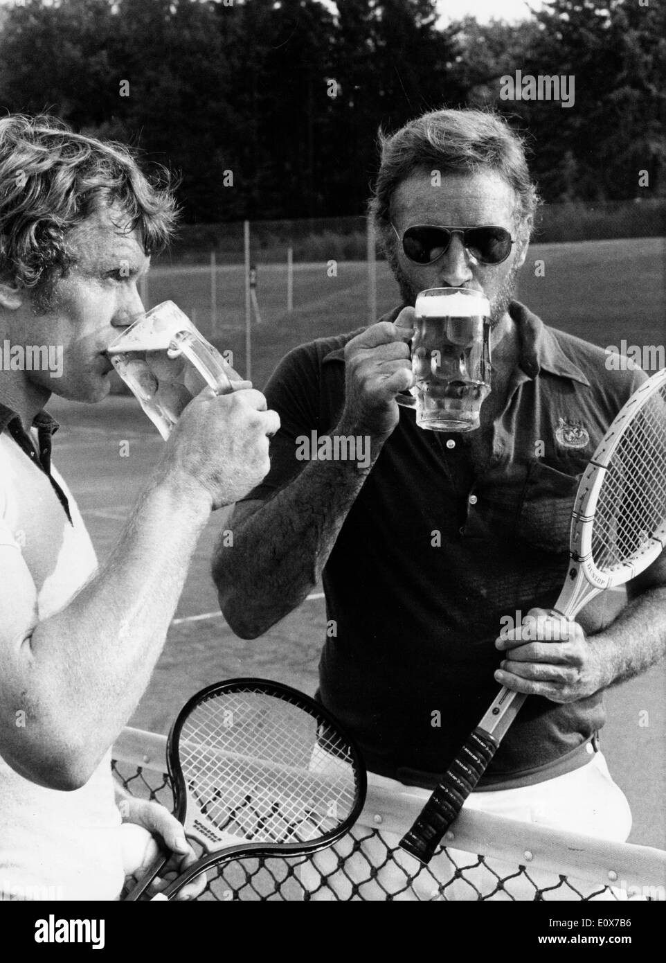 L'acteur Charlton Heston ayant une bière avec sportif Sepp Maier Banque D'Images
