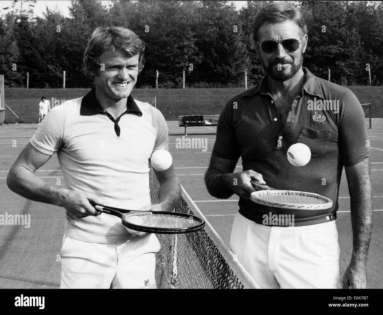 L'acteur Charlton Heston jouer au tennis avec Sepp Maier Banque D'Images