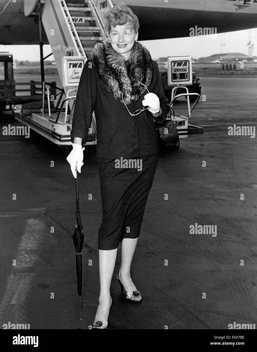 Comédien de télévision Lucille Ball arrivant à l'aéroport de sauvages ralenti Banque D'Images