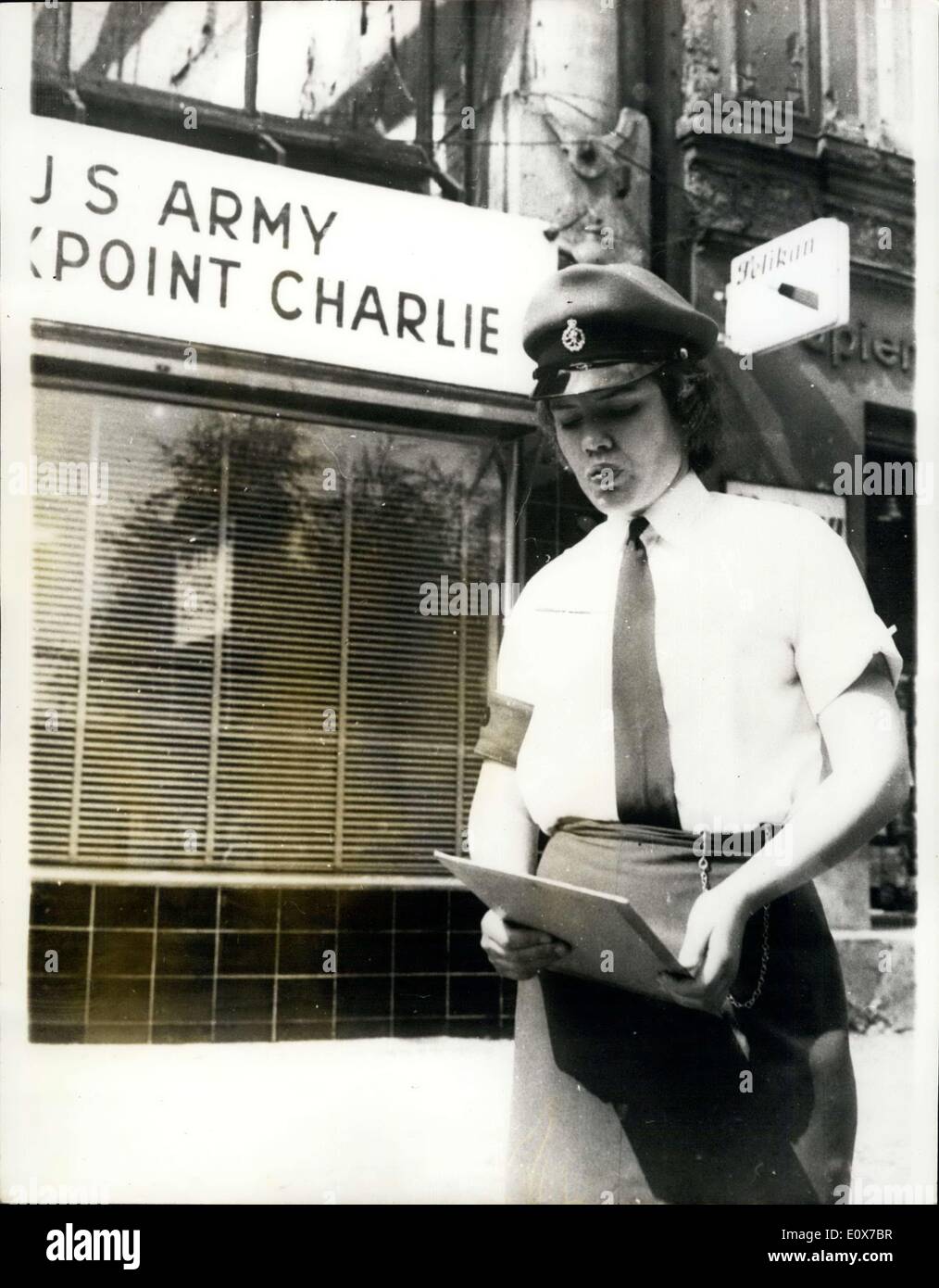 Le 26 août 1965 - Les Femmes de Service britannique en service. À Checkpoint Charlie : Service britannique femmes ont rejoint les soldats américains et français en service à la frontière - point de Checkpoint Charlie à Berlin. Montre Photo : Cpl. Phyllis Luc, photographié en service à Checkpoint Charlie. Banque D'Images