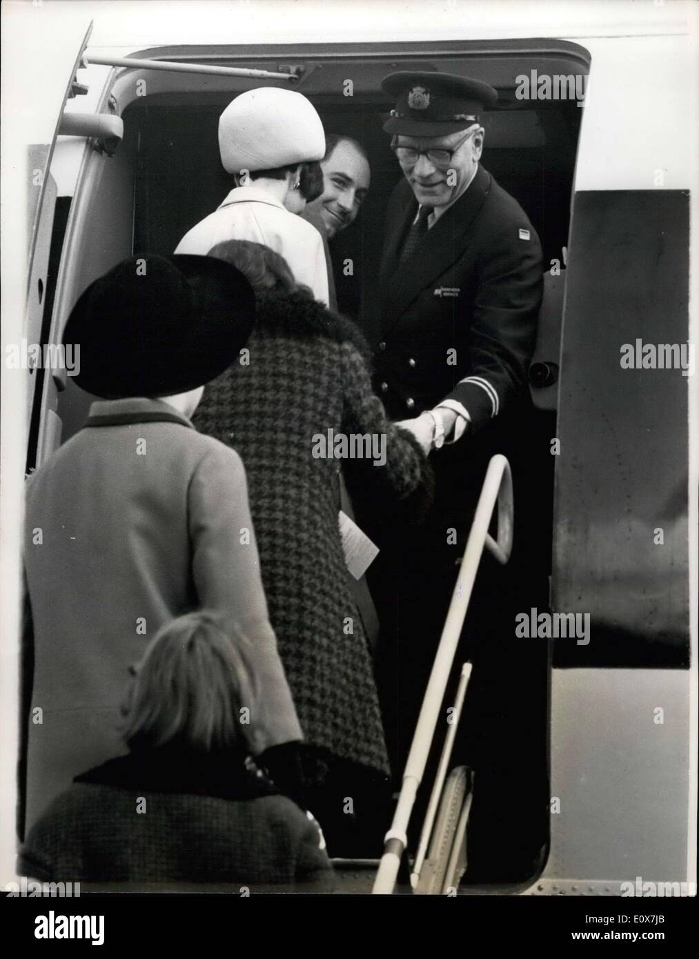 Septembre 06, 1965 - Monsieur Laurence Bienvenue à bord de ses collègues artistes ; Sir Laurence Olivier gauche hier l'aéroport de Londres avec le National Theatre company pour Moscou. Monsieur Laurence a réussi à être la première à bord de l'avion, et avant le 62 d'autres gens de théâtre s'est l'allée qu'il avait emprunté le chapeau tressé d'or et de l'enveloppe du délégué syndical en chef de l'avion, et a souhaité la bienvenue à ses collègues artistes à bord. Photo Show Sir Laurence Olivier dans l'uniforme d'un Airwayd européenne britannique délégué en chef, se félicitant de ses collègues artistes à bord de l'avion, avant de partir pour Moscou hier. Banque D'Images