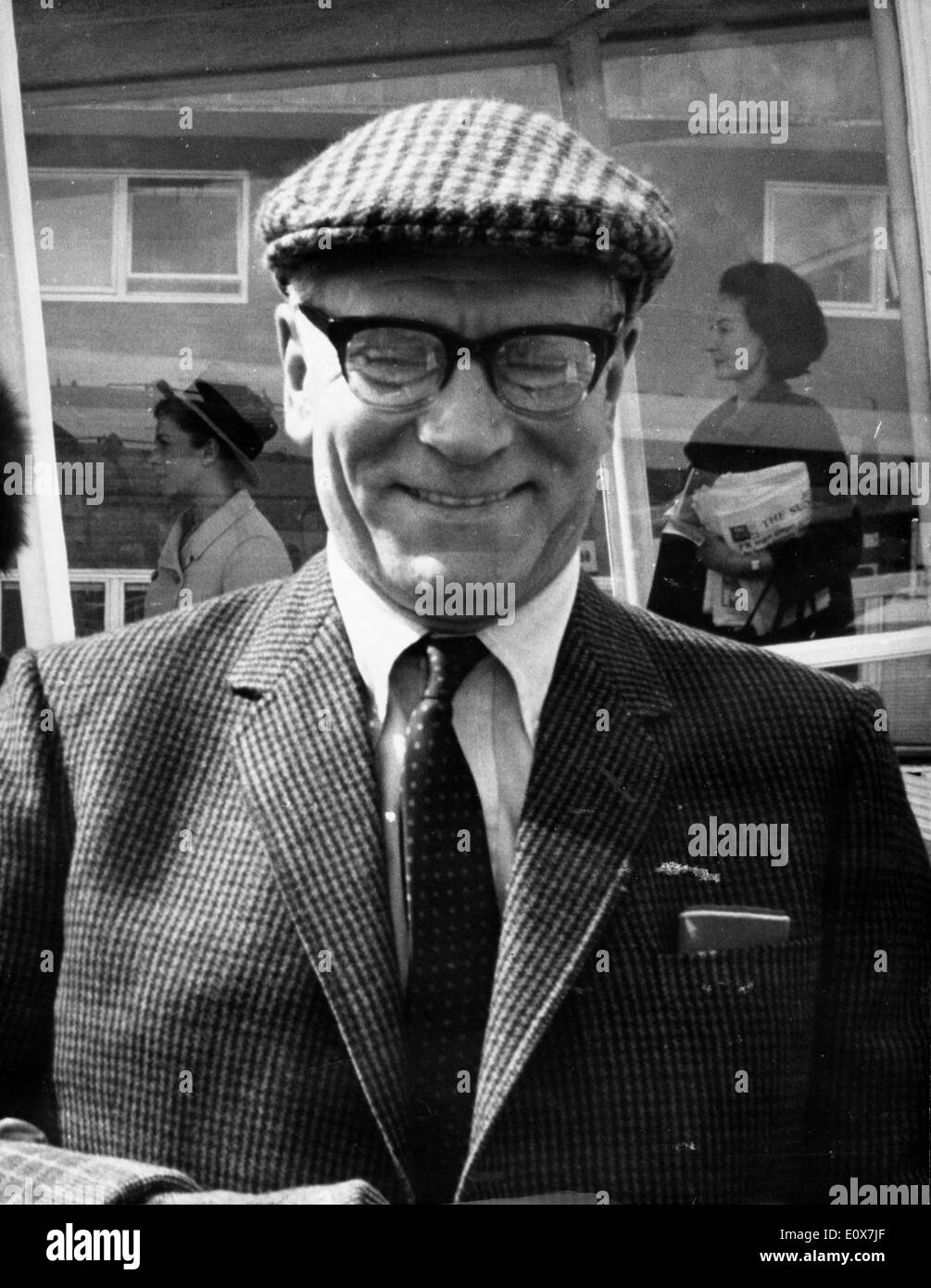 Acteur Laurence Olivier de monter à bord d'un avion Banque D'Images