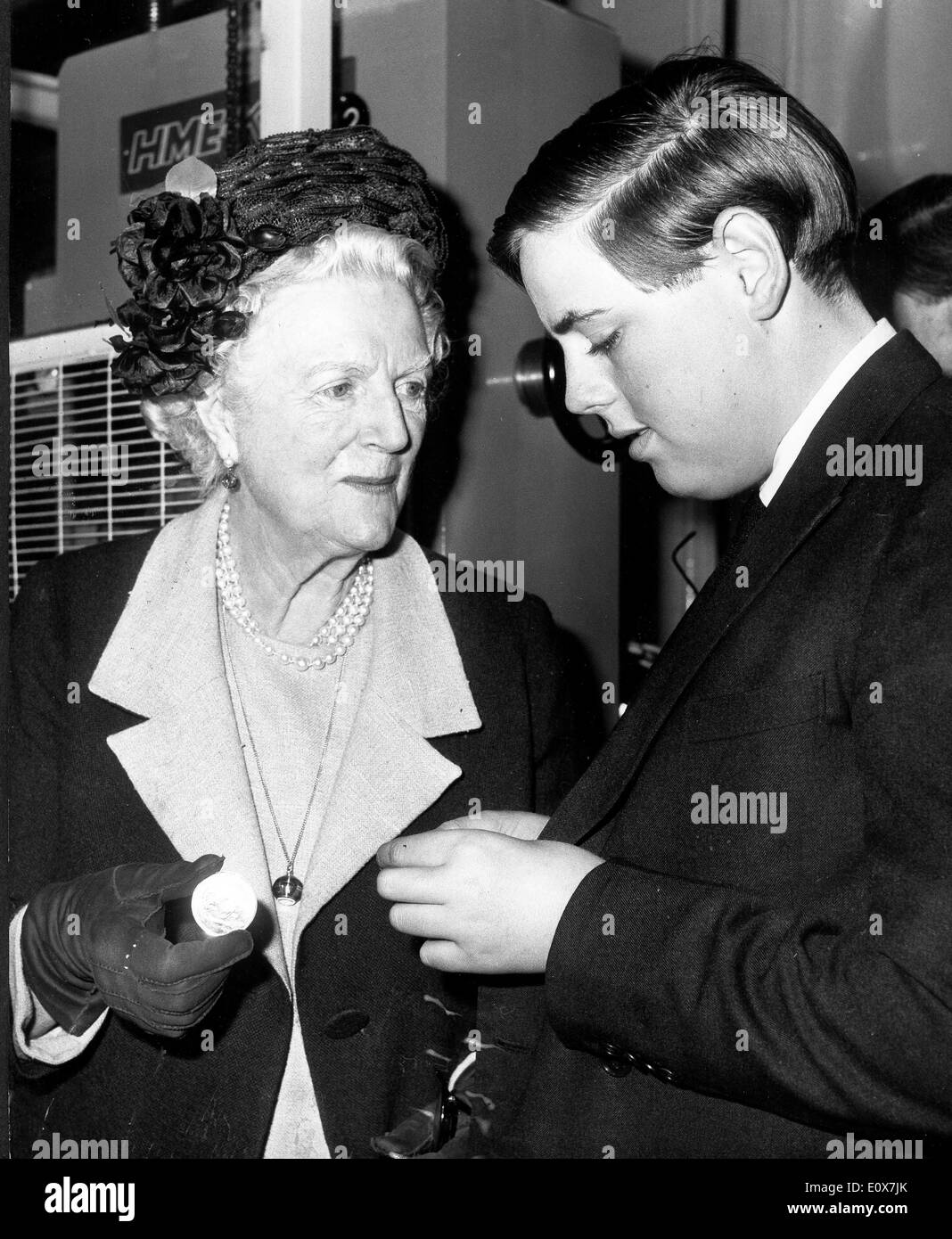 Lady Clementine Churchill et son petit-fils Nicholas Soames au Royal Mint Banque D'Images