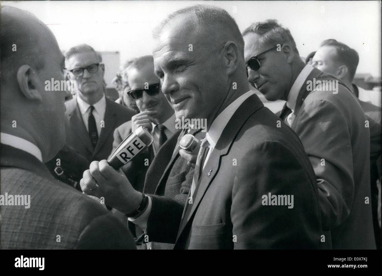 Septembre 09, 1965 L'astronaute - débarqué dans Munich : America's first spaceman, John H. Glenn (John H. Glenn), qui autour de la Terre Vol. Banque D'Images