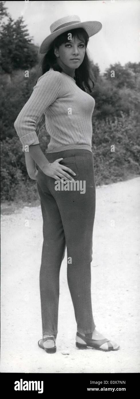 Septembre 09, 1965 - L'actrice française Corinne Fontaine, 22 ans, est arrivé à Rome pour le début de sa carrière dans le cinéma romain. Elle Banque D'Images